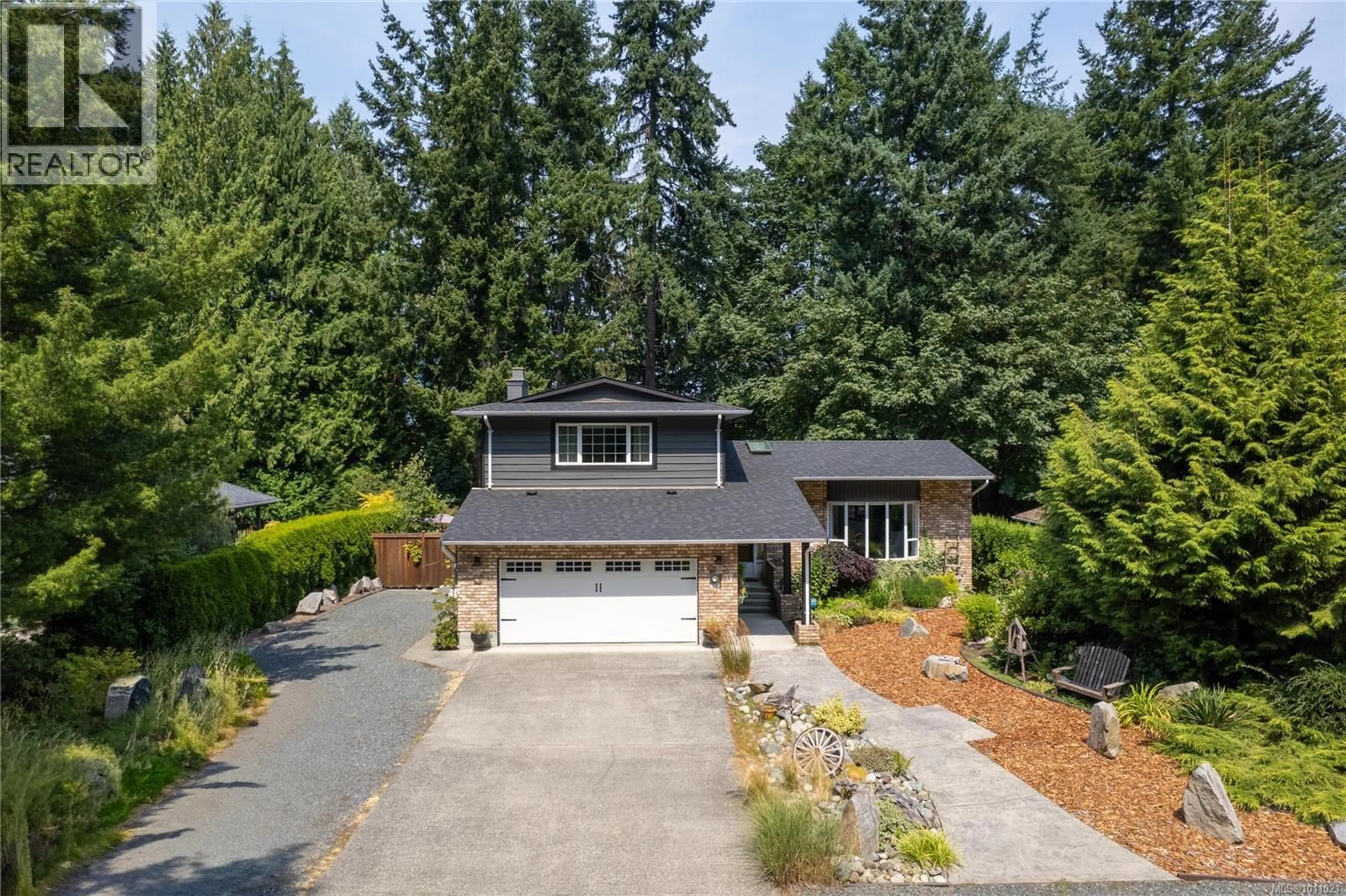 A pic from outside/outdoor area/front of a property/back of a property/a pic from drone, street for 1191 CLUBHOUSE DRIVE, Qualicum Beach British Columbia V9K1C4