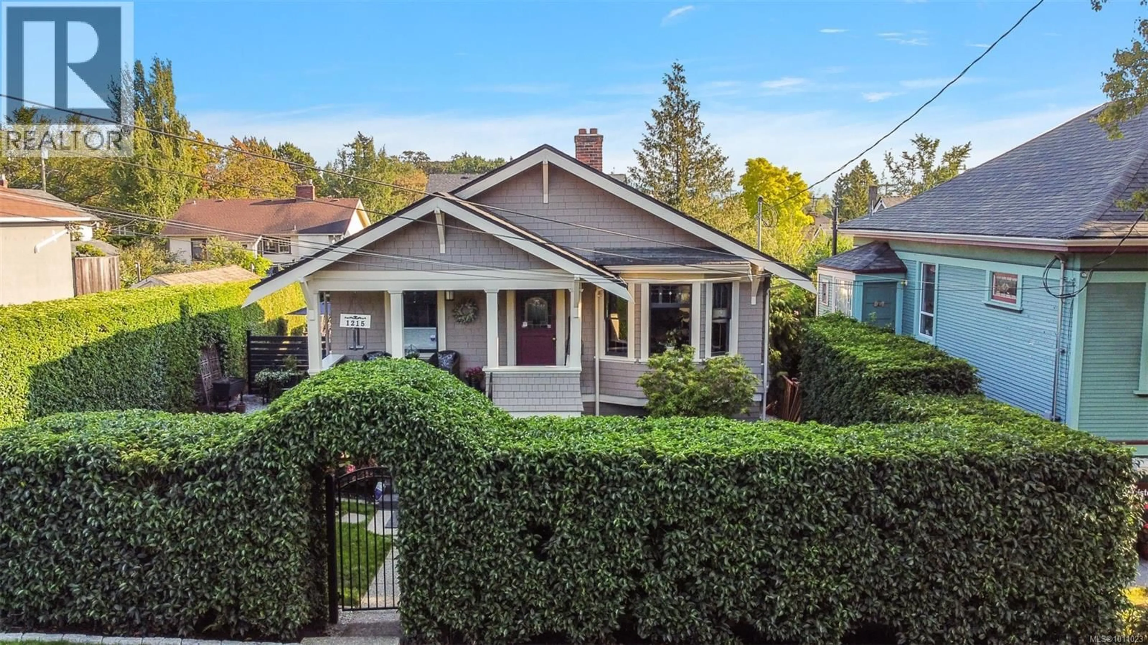Home with vinyl exterior material, street for 1215 VISTA HEIGHTS, Victoria British Columbia V8T2H7