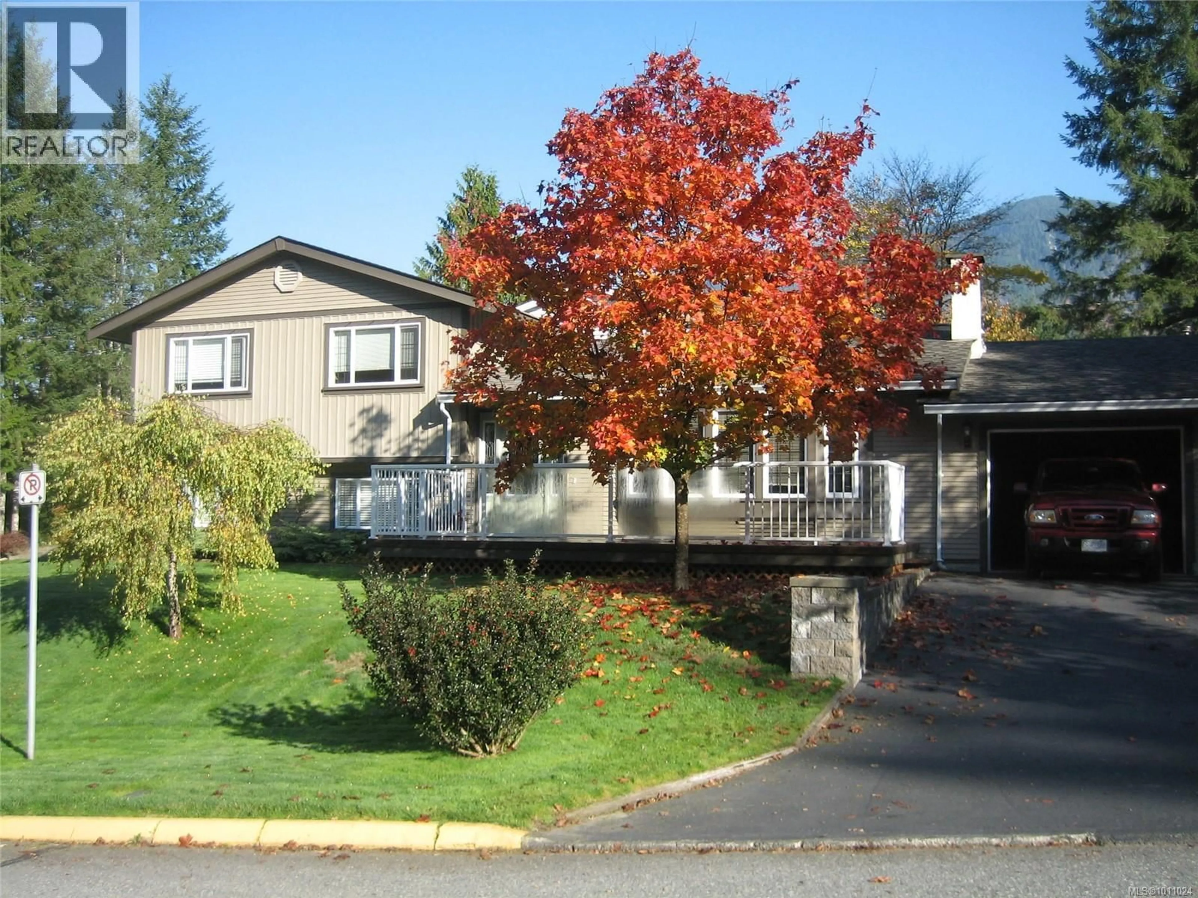 Home with vinyl exterior material, street for 533 DOGWOOD DRIVE, Gold River British Columbia V0P1G0