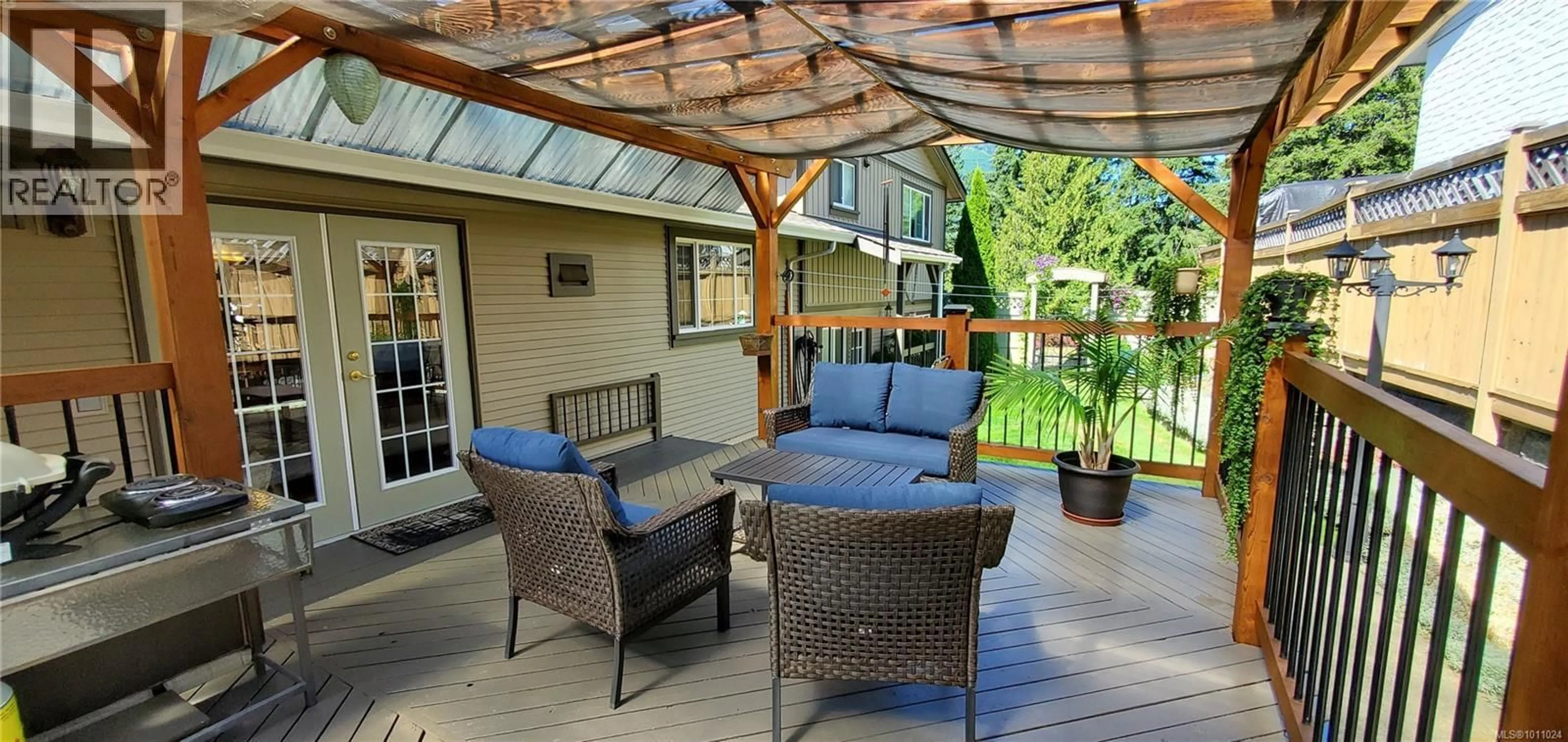 Patio, water/lake/river/ocean view for 533 DOGWOOD DRIVE, Gold River British Columbia V0P1G0