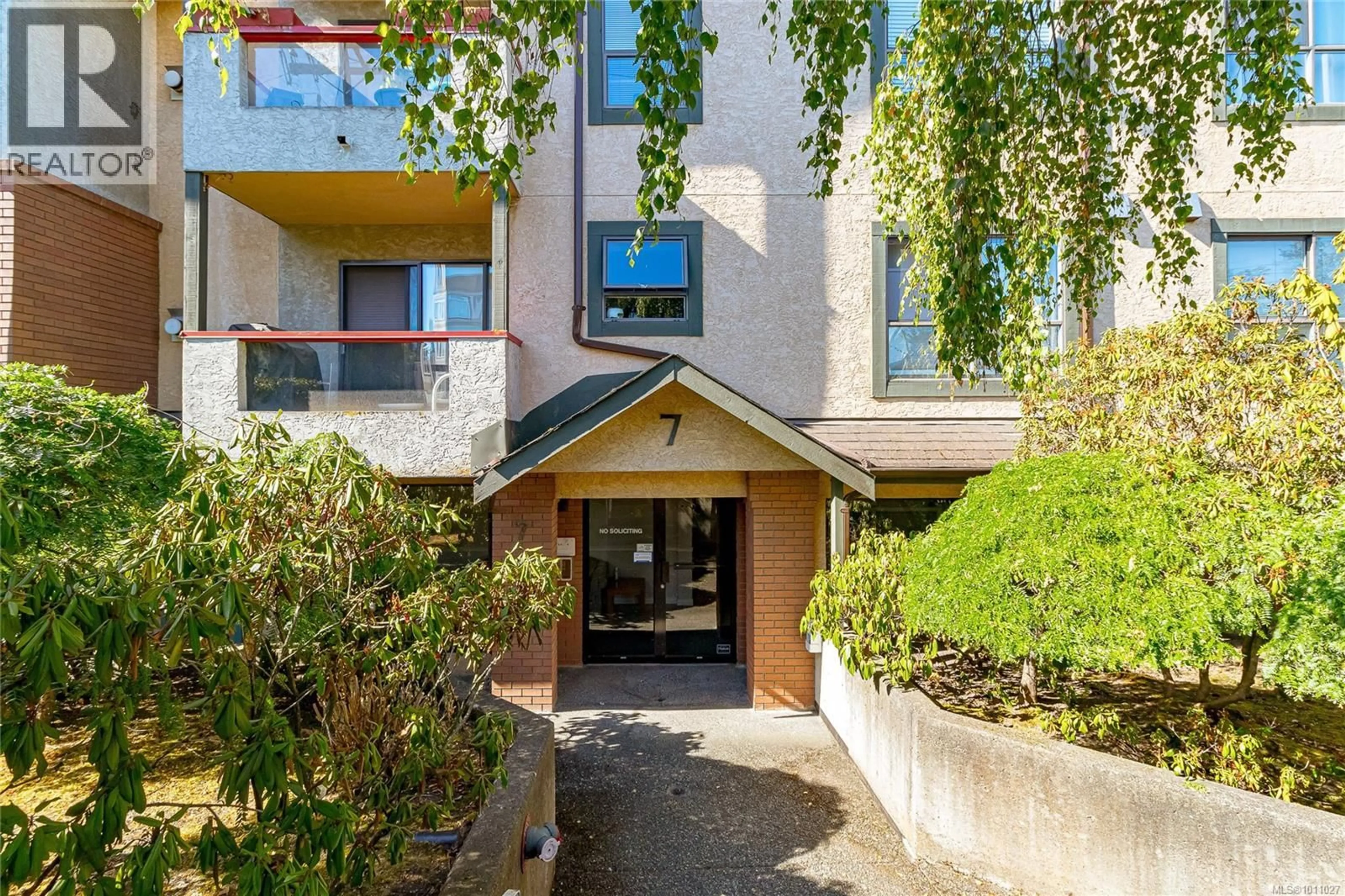 Indoor foyer for 201 - 7 GORGE ROAD WEST, Saanich British Columbia V9A1L9