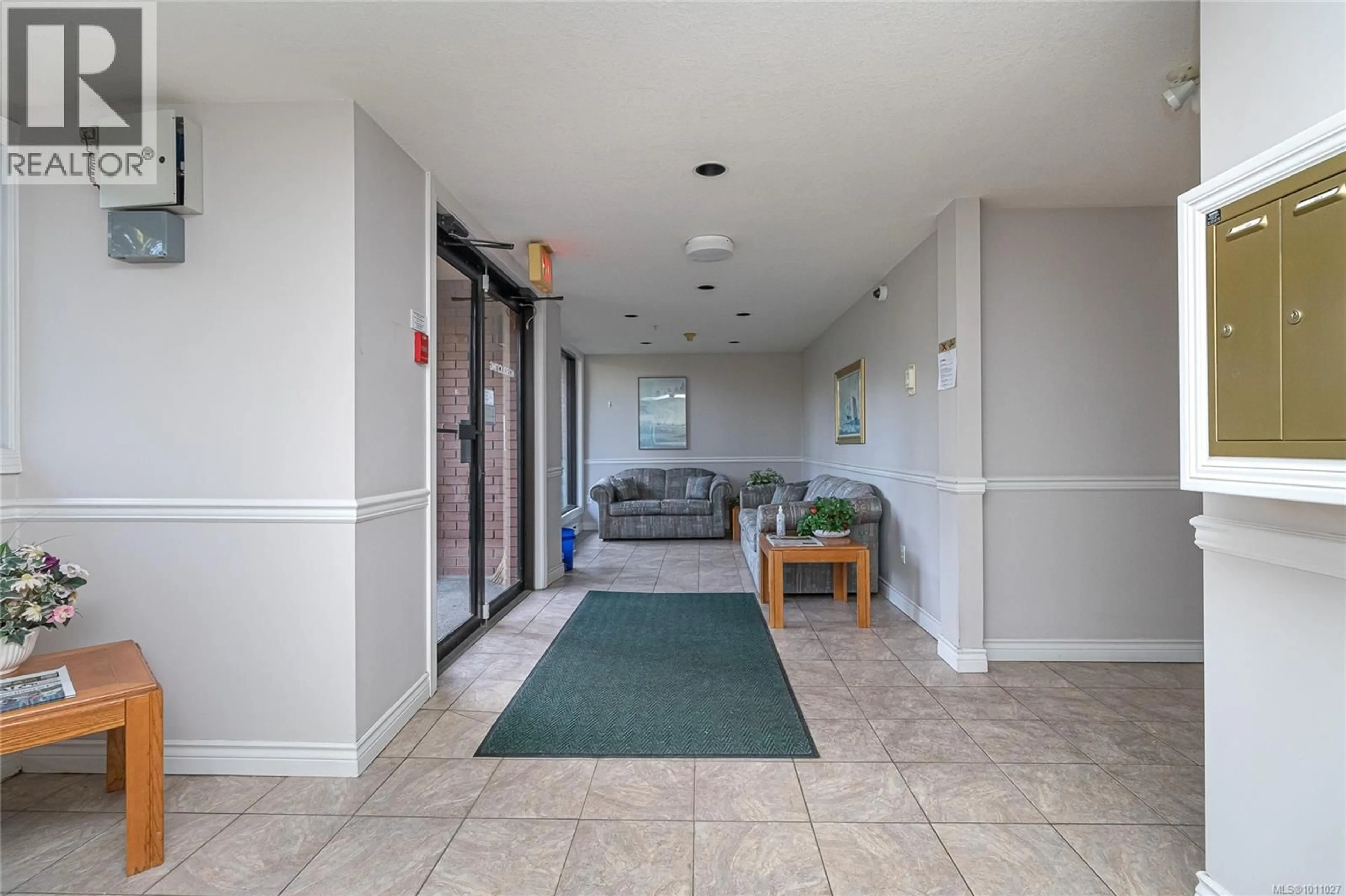 Indoor foyer for 201 - 7 GORGE ROAD WEST, Saanich British Columbia V9A1L9