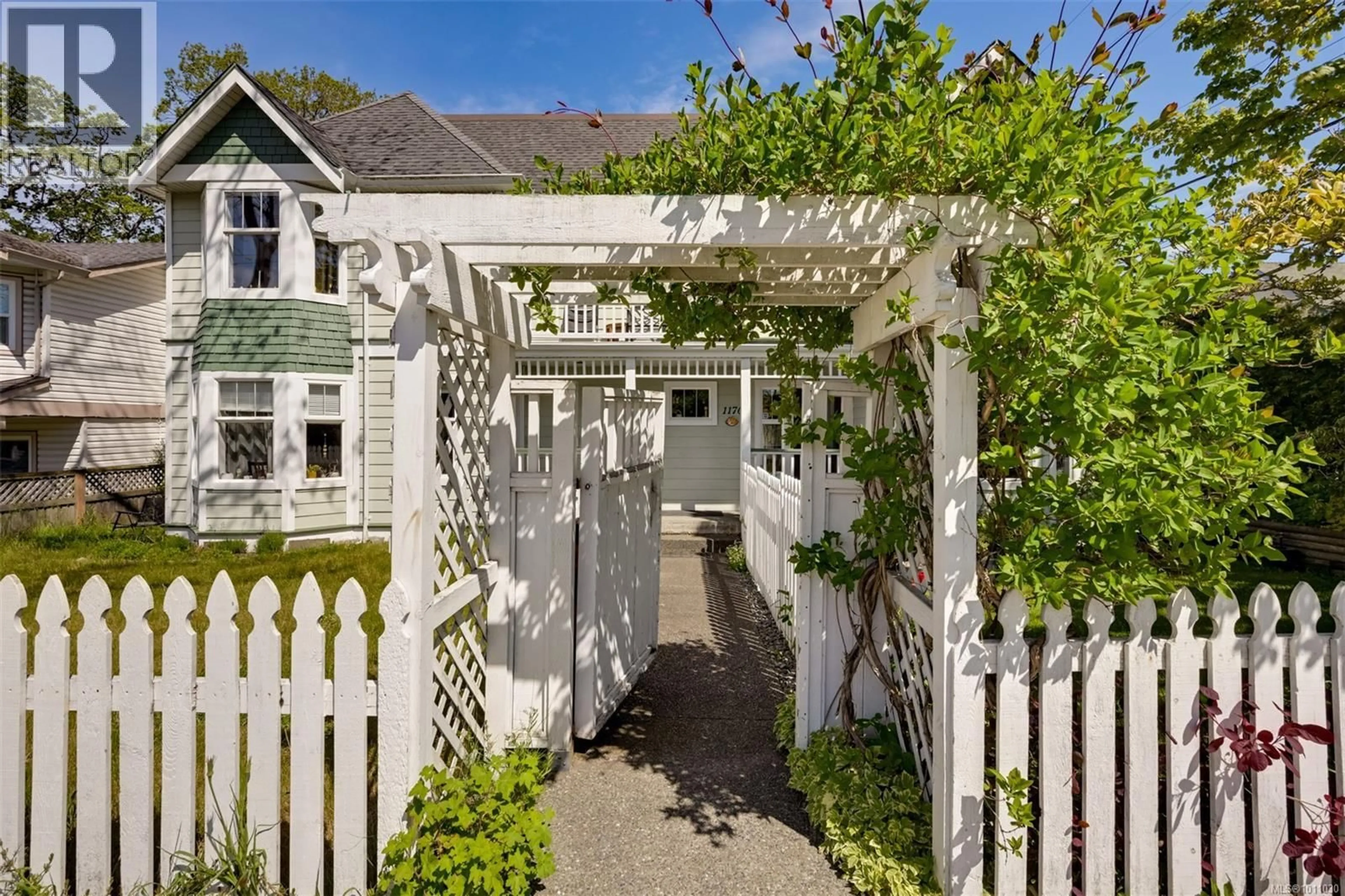 Indoor entryway for 1168 CALEDONIA AVENUE, Victoria British Columbia V8T1G1