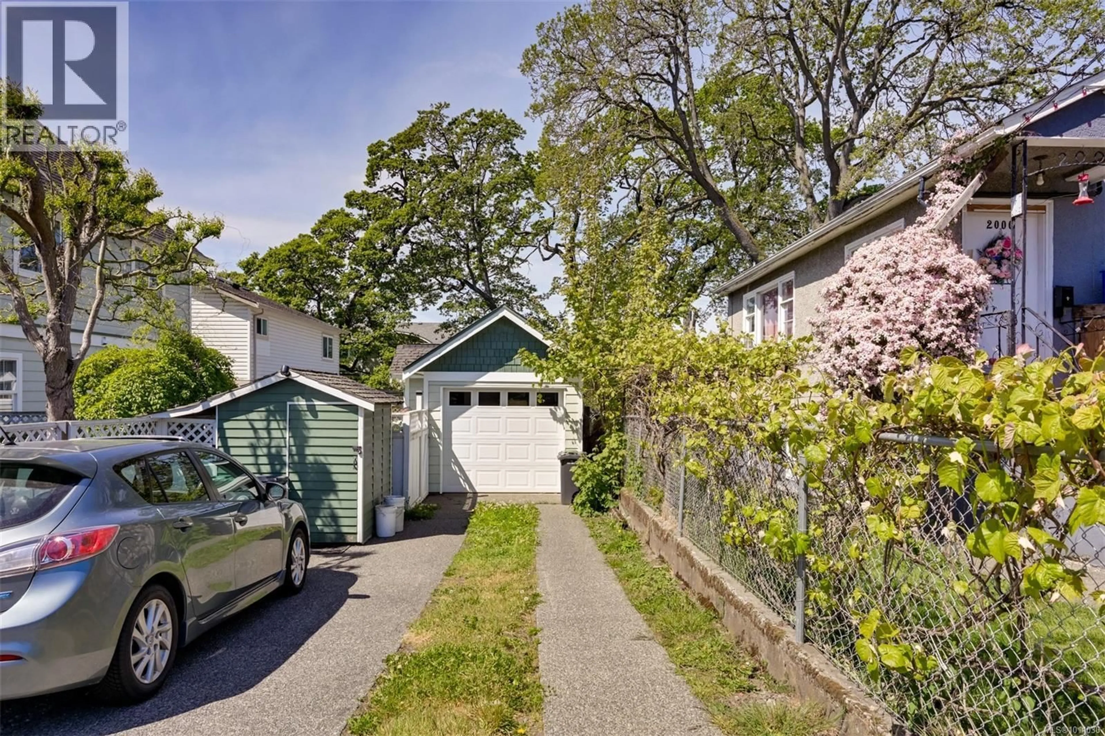 A pic from outside/outdoor area/front of a property/back of a property/a pic from drone, street for 1168 CALEDONIA AVENUE, Victoria British Columbia V8T1G1