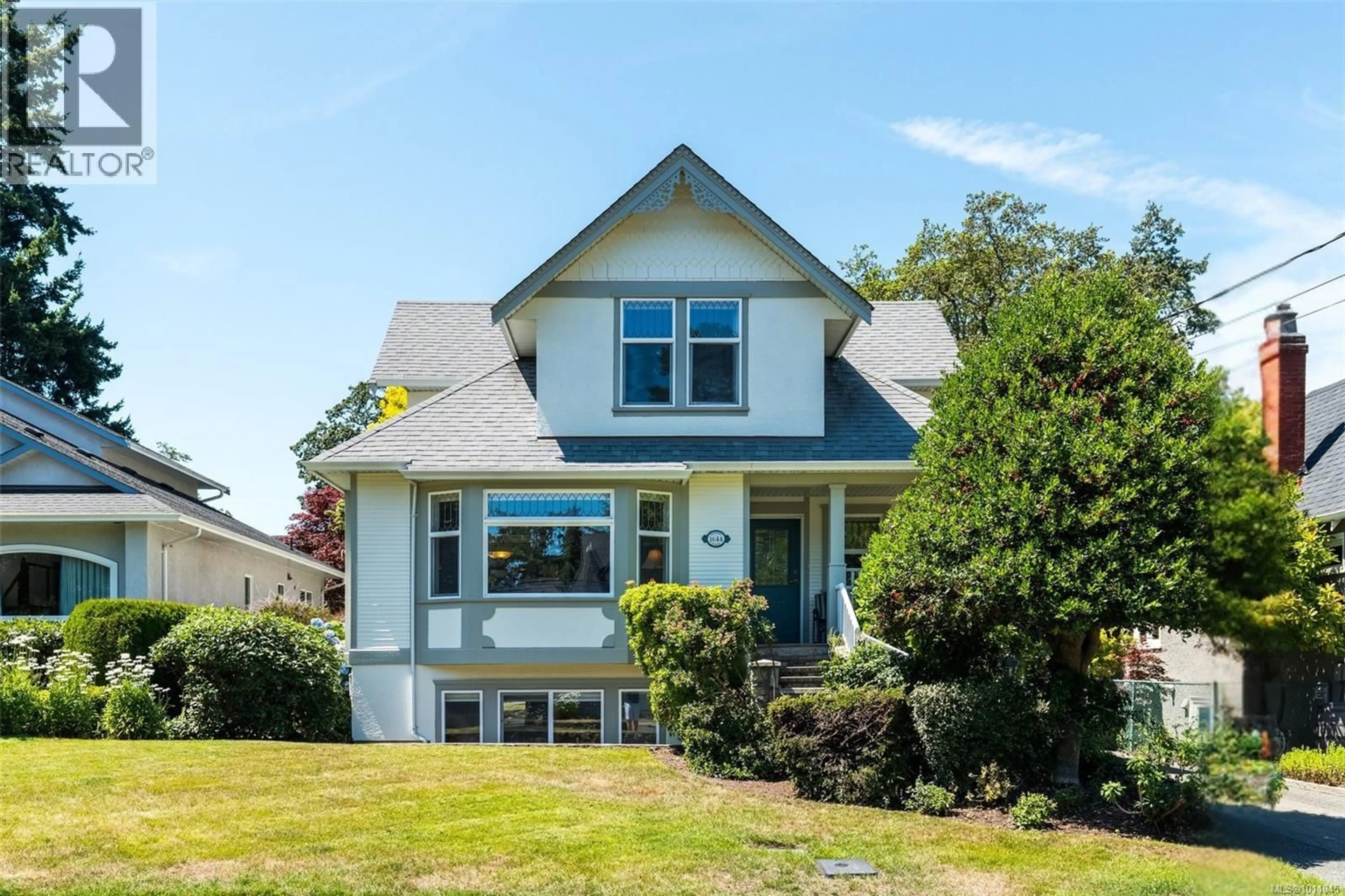Home with vinyl exterior material, street for 1644 MONTEREY AVENUE, Oak Bay British Columbia V8R5V5
