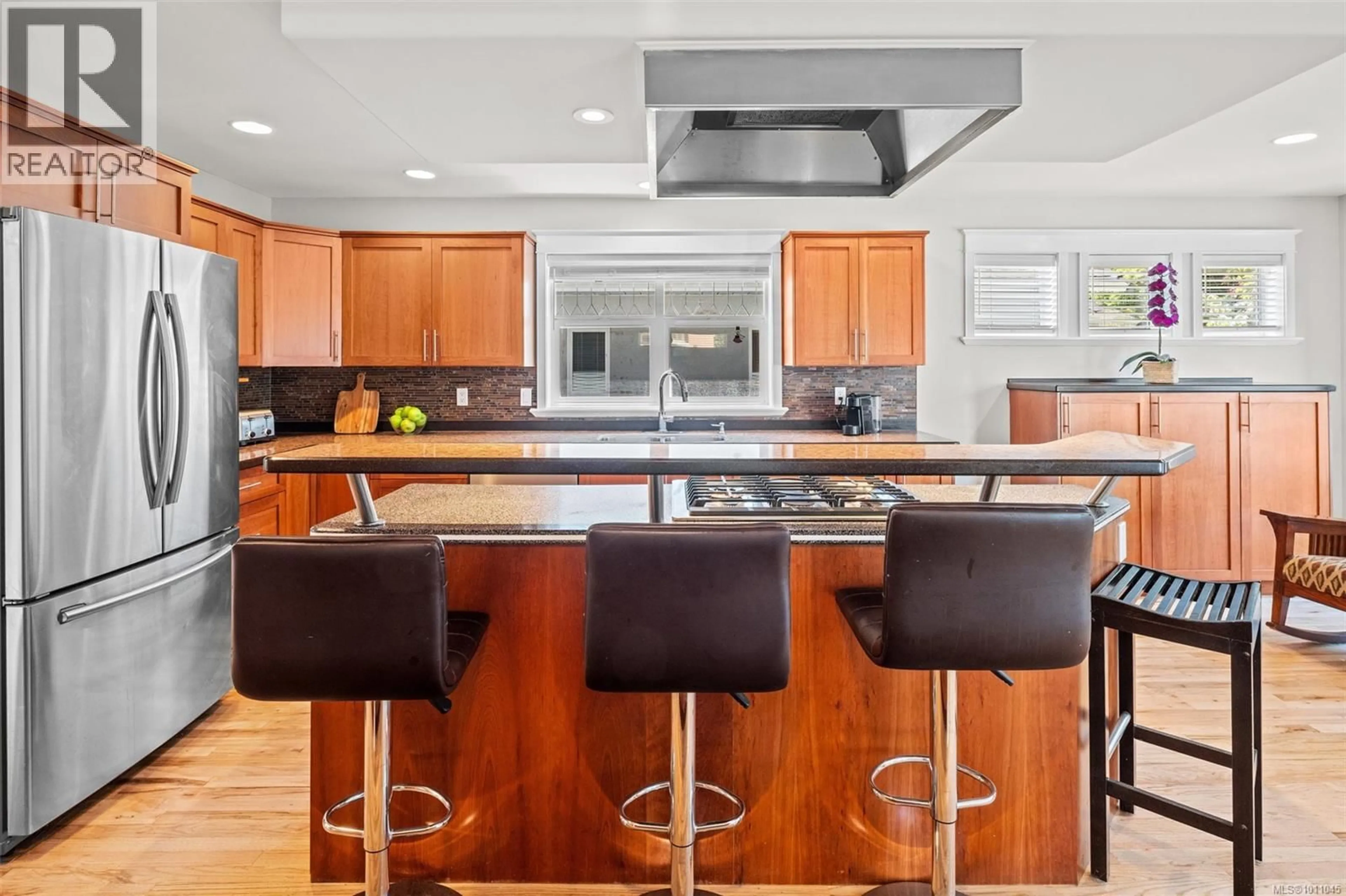 Contemporary kitchen, unknown for 1644 MONTEREY AVENUE, Oak Bay British Columbia V8R5V5