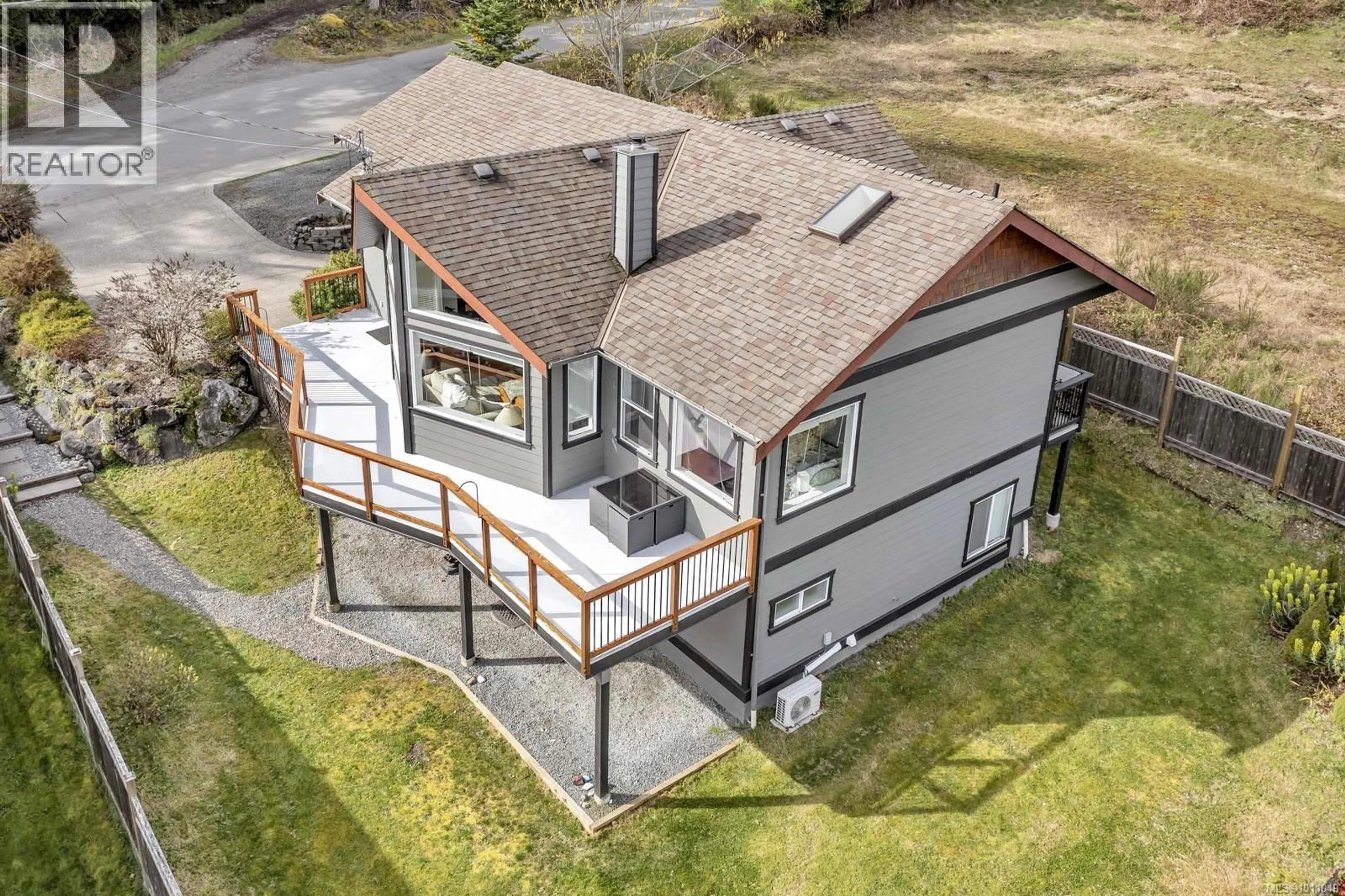 A pic from outside/outdoor area/front of a property/back of a property/a pic from drone, building for 1735 ROBERT STREET, Crofton British Columbia V0R1R0