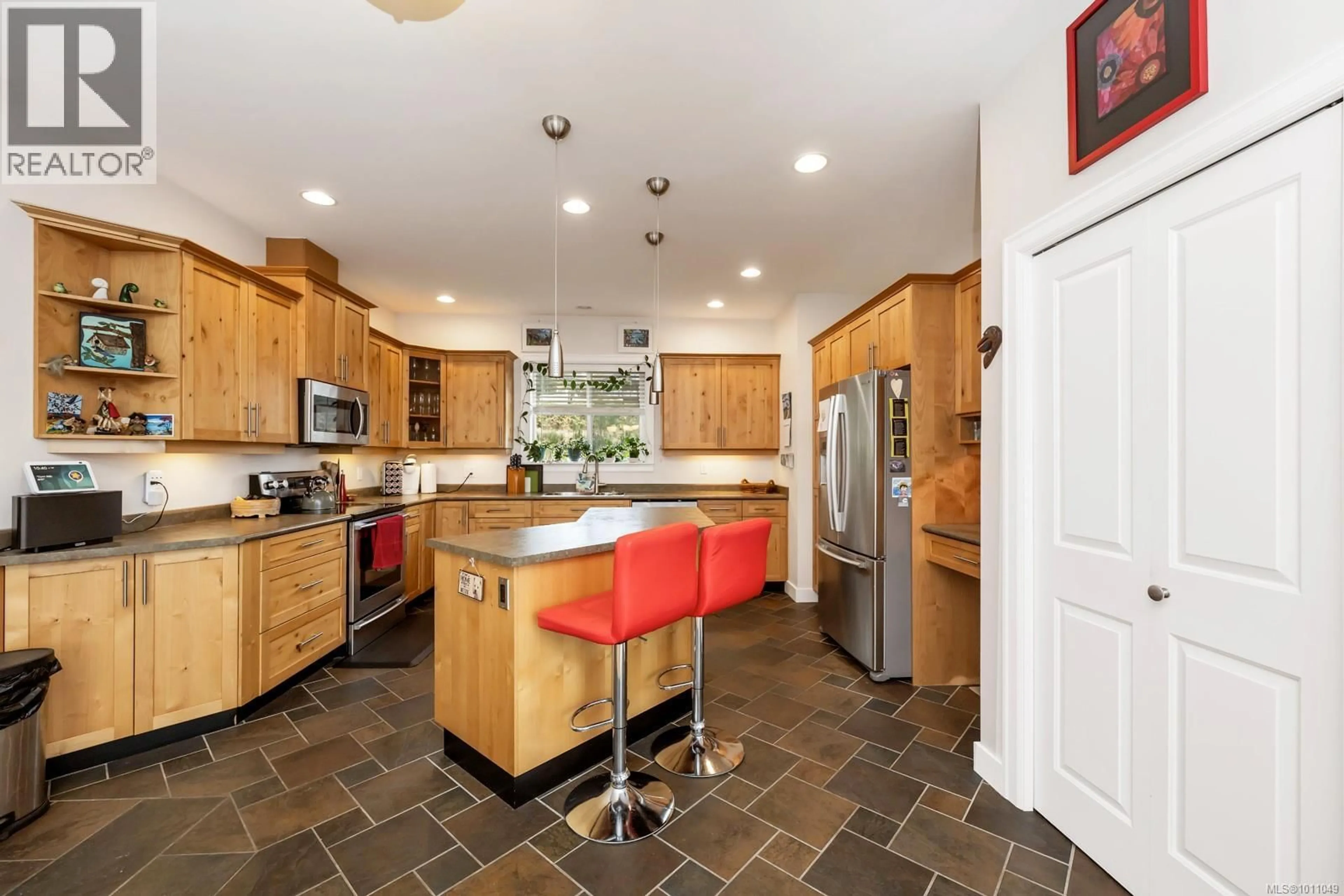 Contemporary kitchen, ceramic/tile floor for 1735 ROBERT STREET, Crofton British Columbia V0R1R0