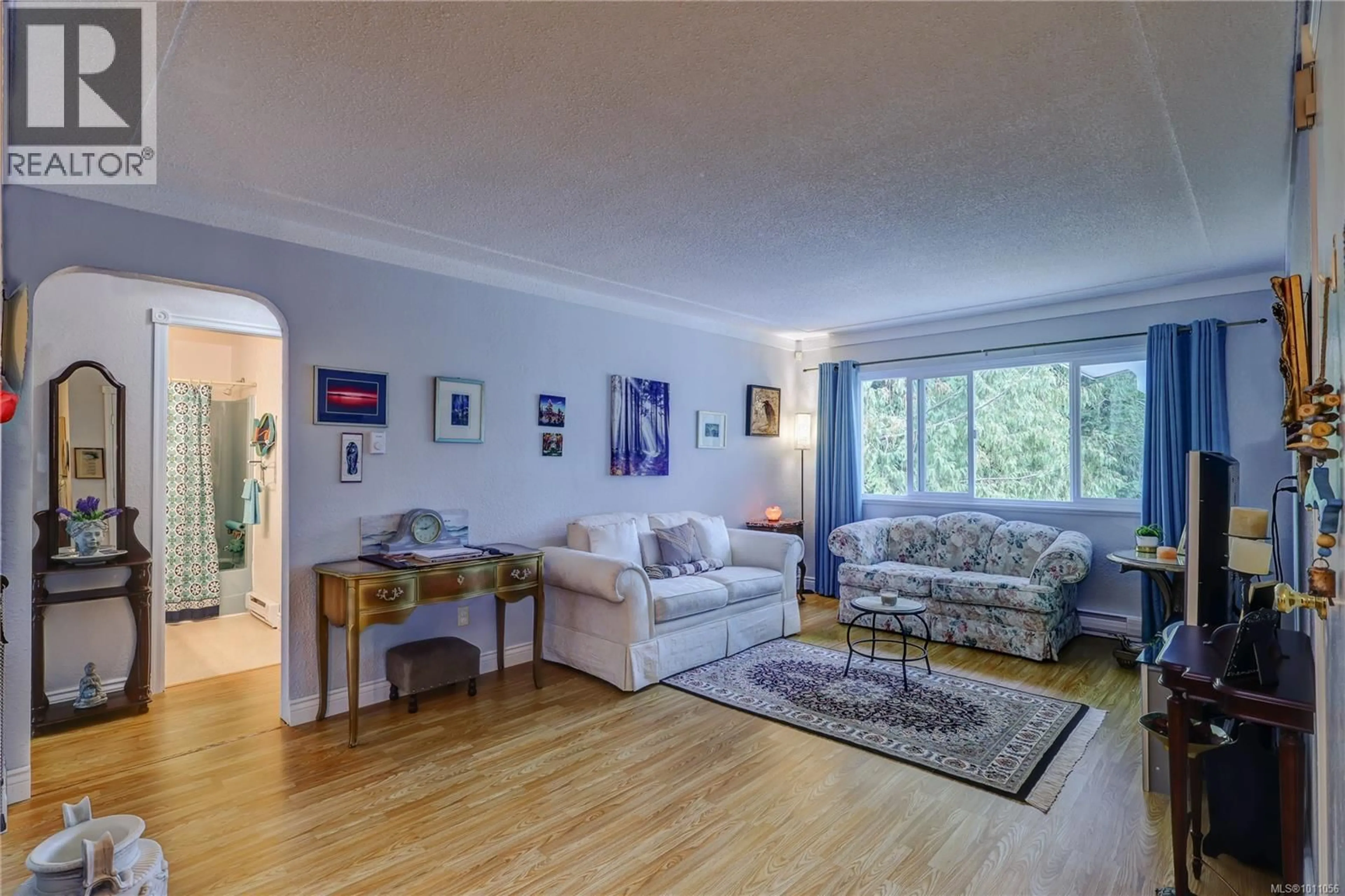 Living room with furniture, wood/laminate floor for 6 - 322 VILLAGE WAY, Qualicum Beach British Columbia V9K1N4