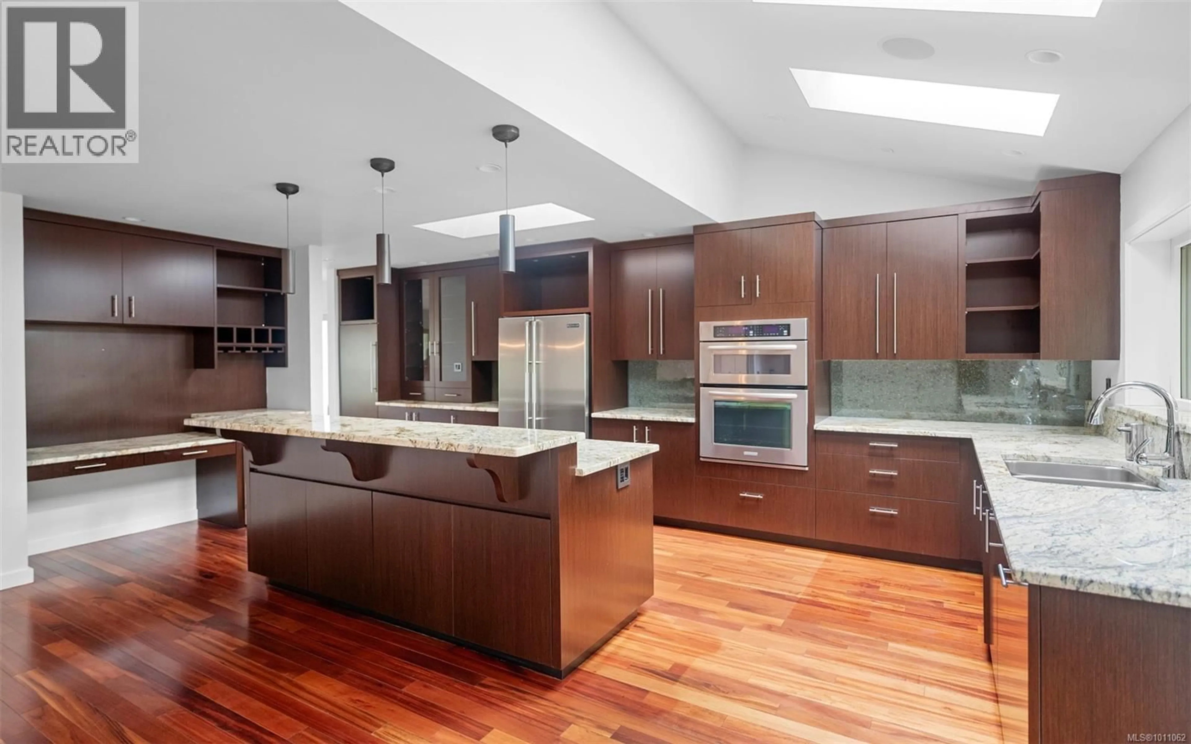 Contemporary kitchen, wood/laminate floor for 1075 QUAILWOOD PLACE, Saanich British Columbia V8X4P7
