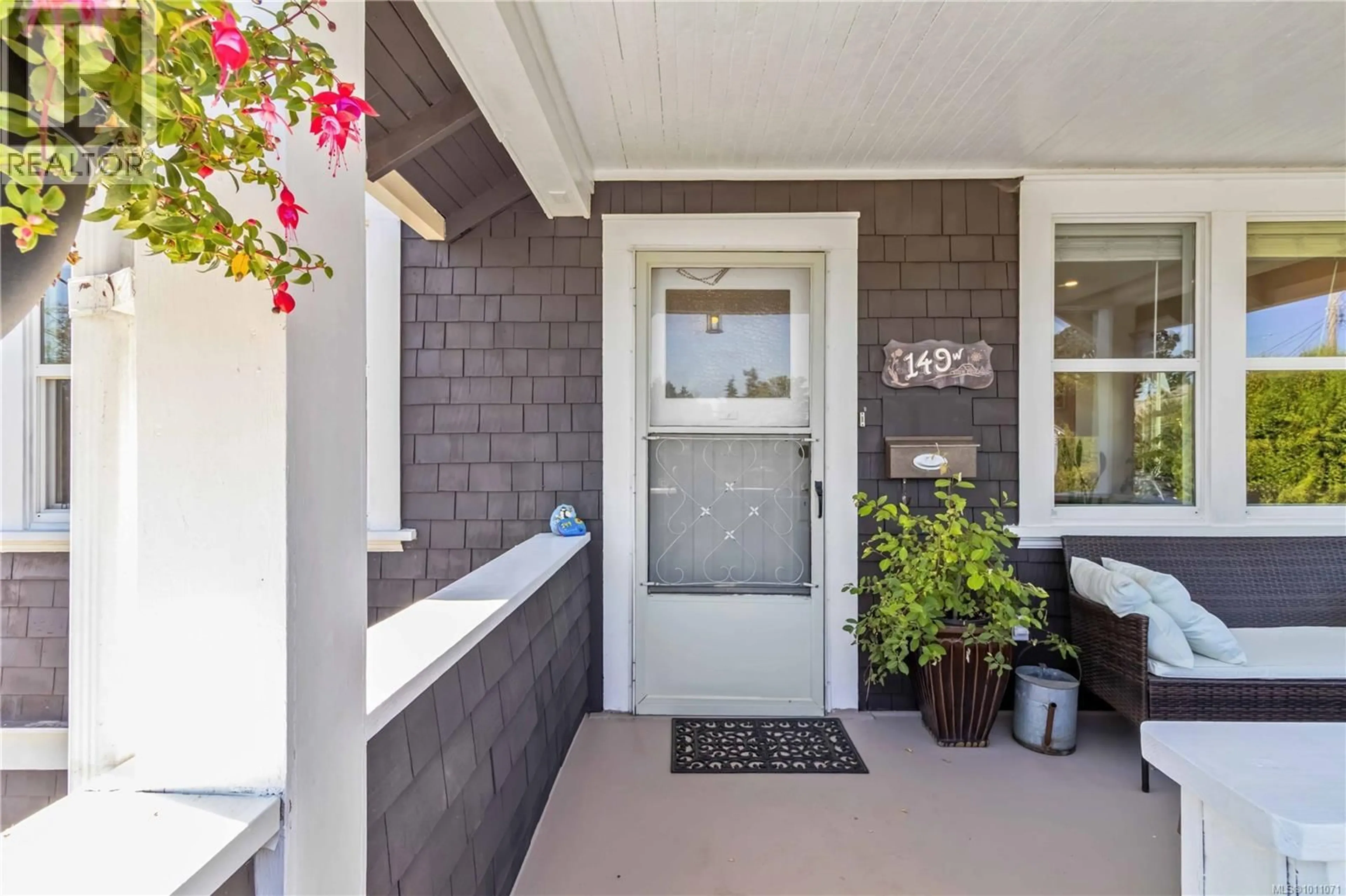 Indoor entryway for 149 MADDOCK AVENUE WEST, Saanich British Columbia V9A1G2