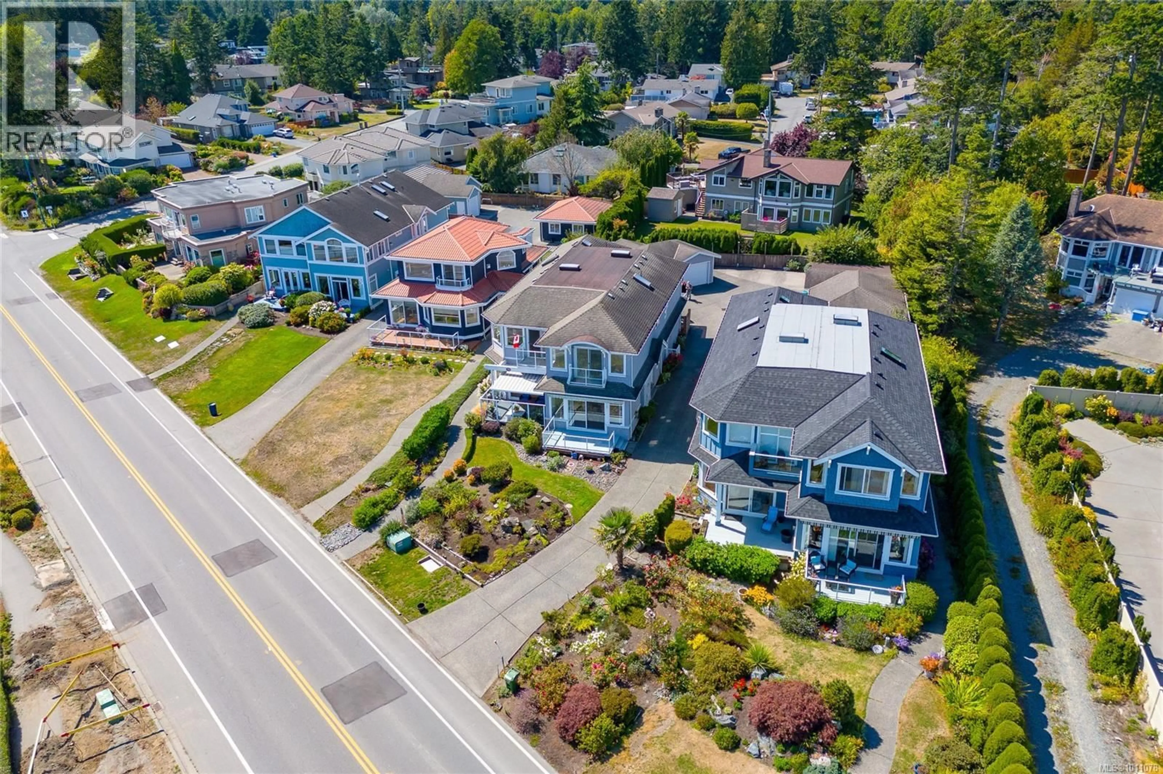 A pic from outside/outdoor area/front of a property/back of a property/a pic from drone, unknown for 9460 LOCHSIDE DRIVE, Sidney British Columbia V8L1N8