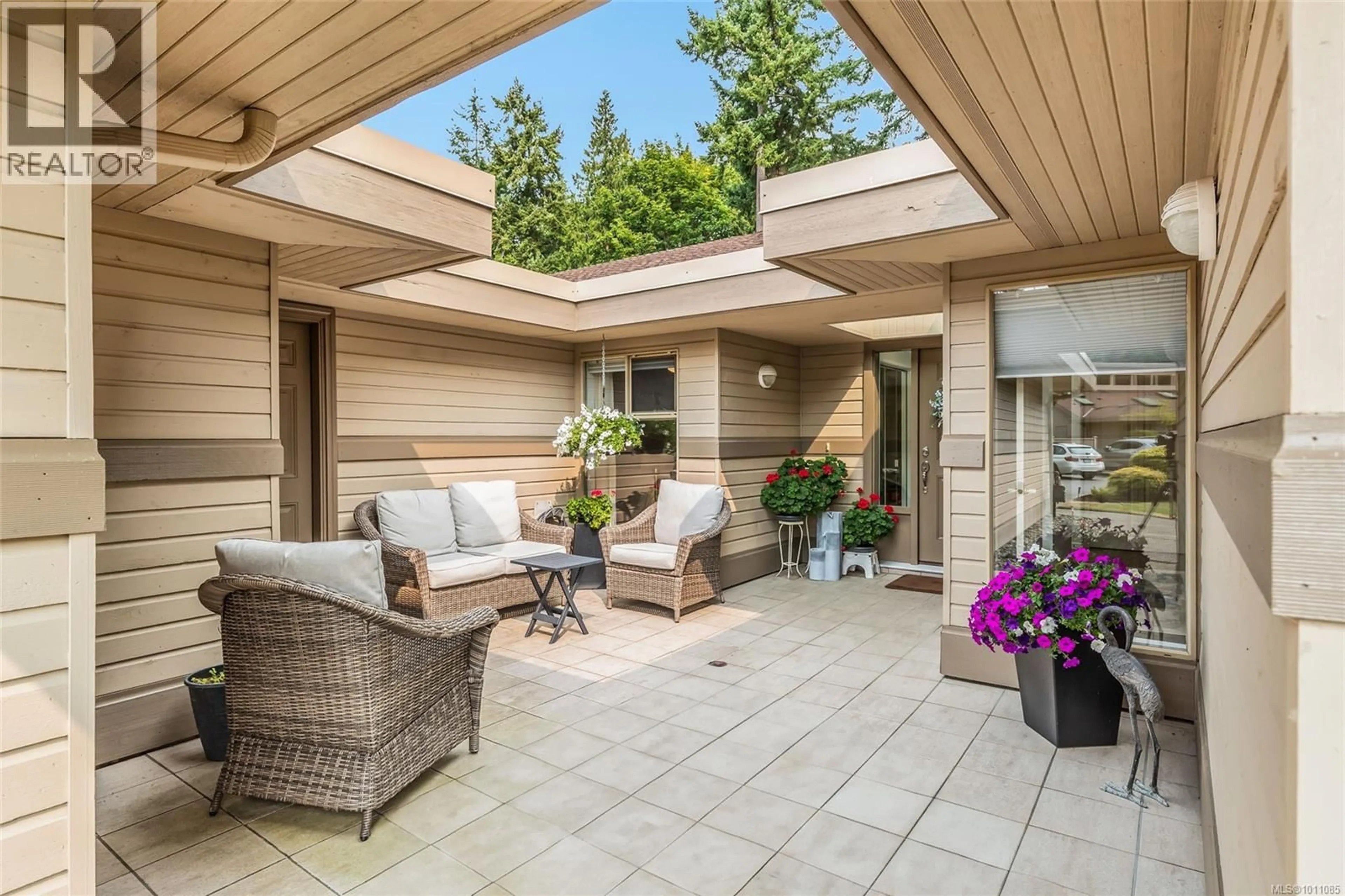 Patio, street for 868 LAKES BOULEVARD, Parksville British Columbia V9P2P8