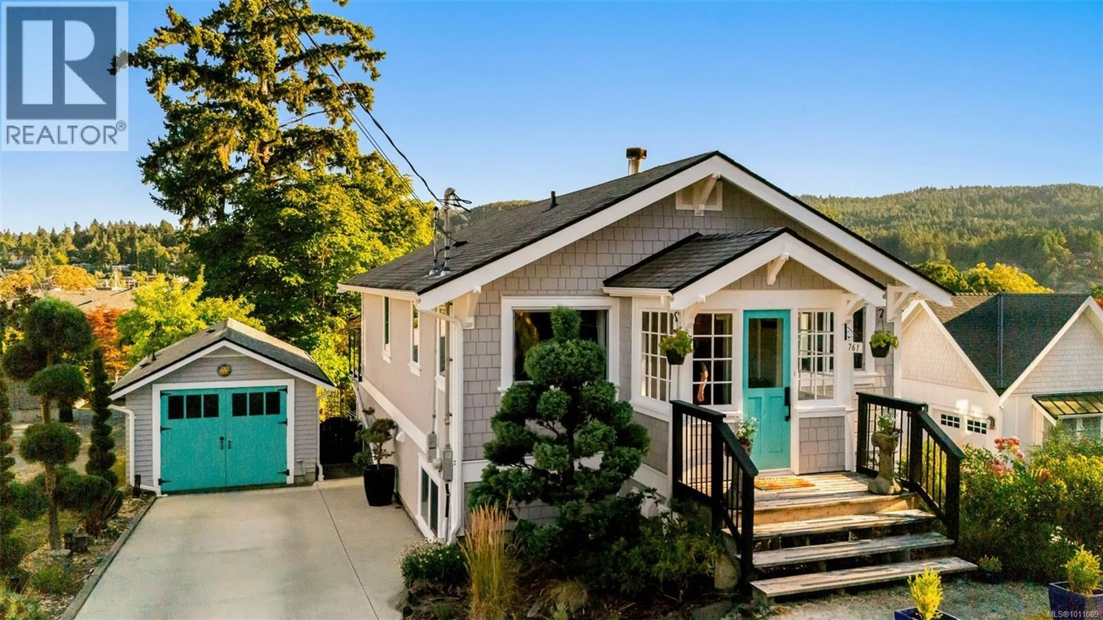 Home with vinyl exterior material, street for 761 HARDING LANE, Central Saanich British Columbia V8M2G2