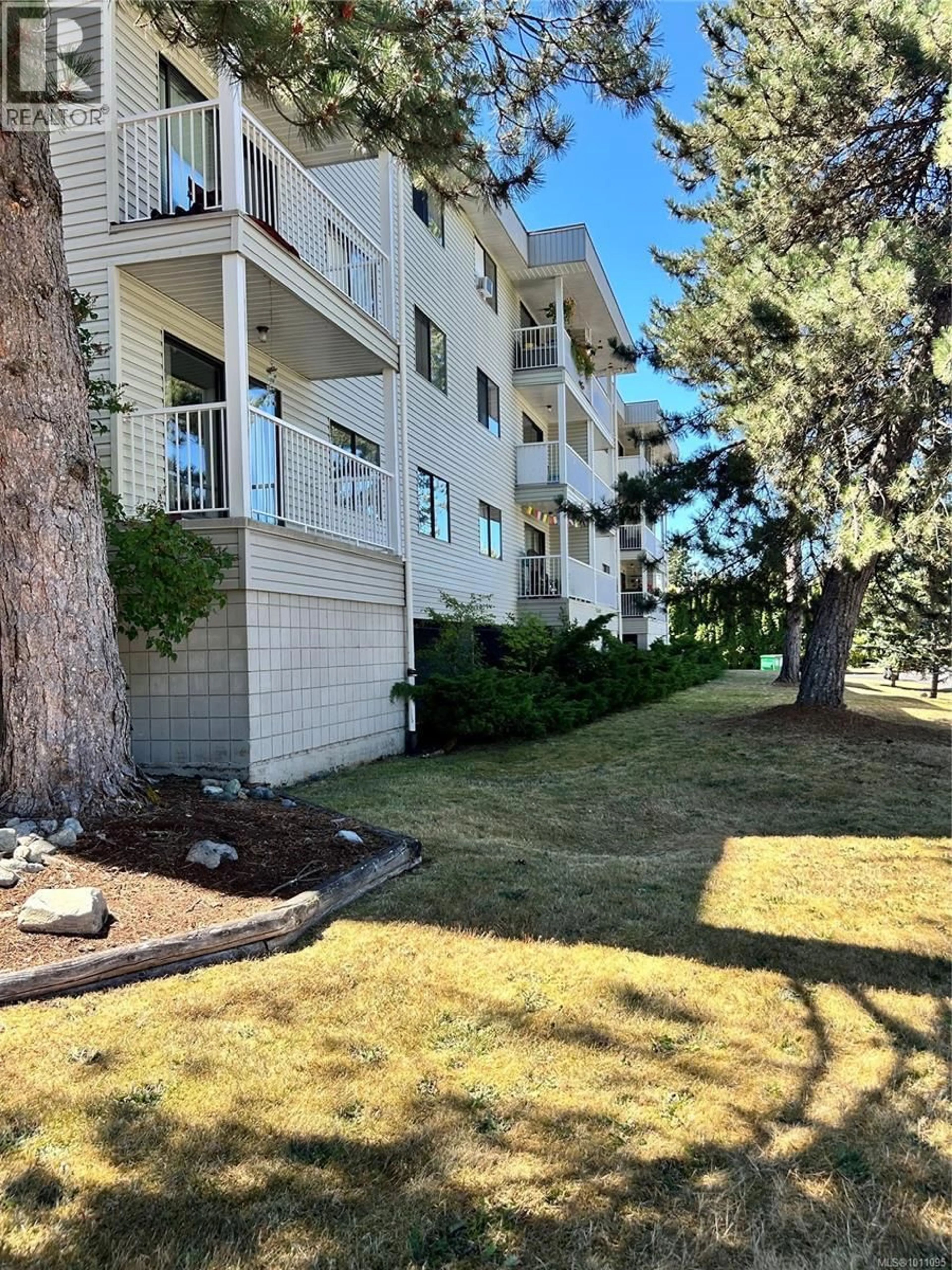A pic from outside/outdoor area/front of a property/back of a property/a pic from drone, water/lake/river/ocean view for 210 - 18 KING GEORGE STREET, Lake Cowichan British Columbia V0R2G0