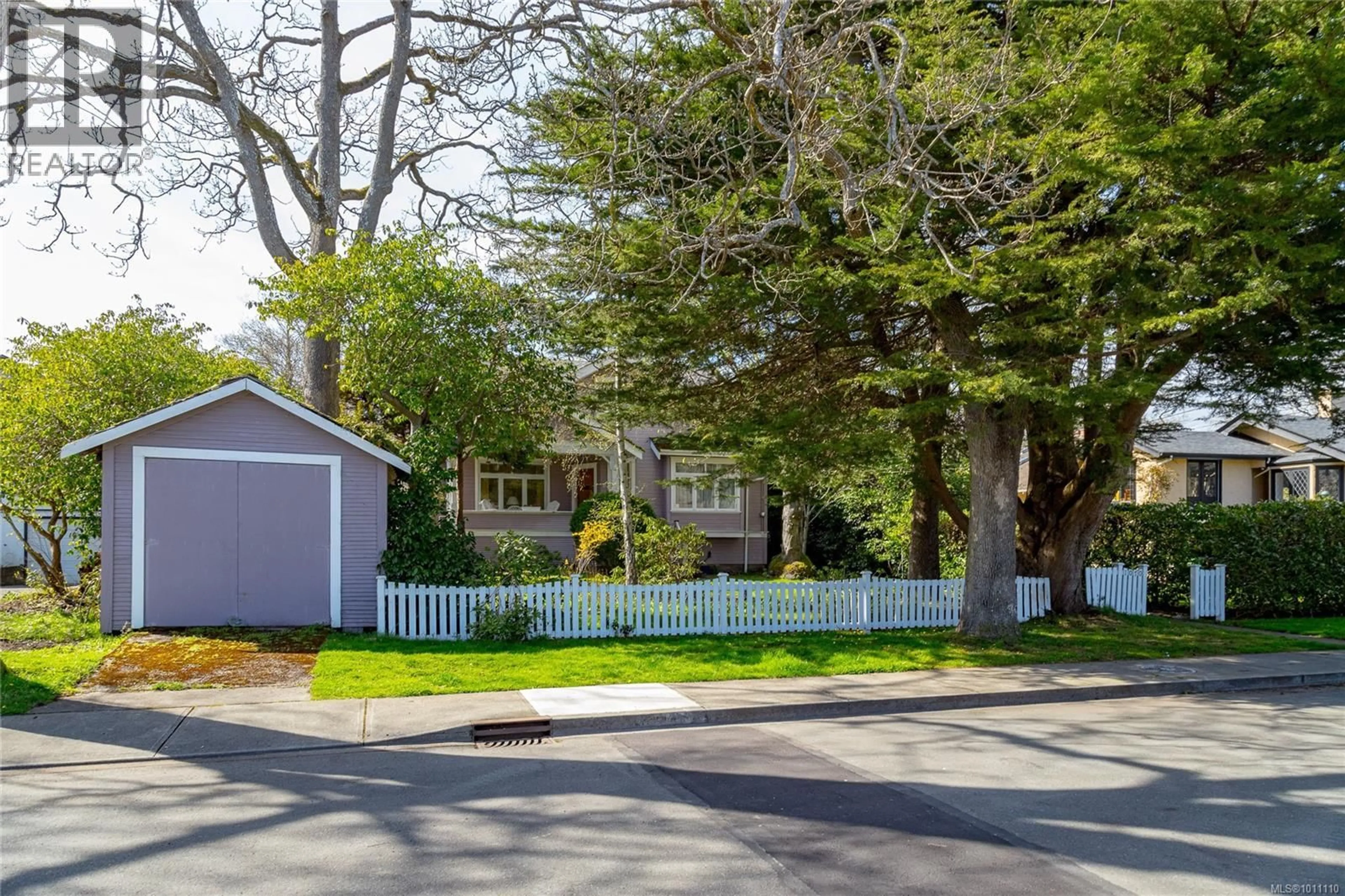 Home with vinyl exterior material, street for 1070 ST. DAVID STREET, Oak Bay British Columbia V8S4Y8