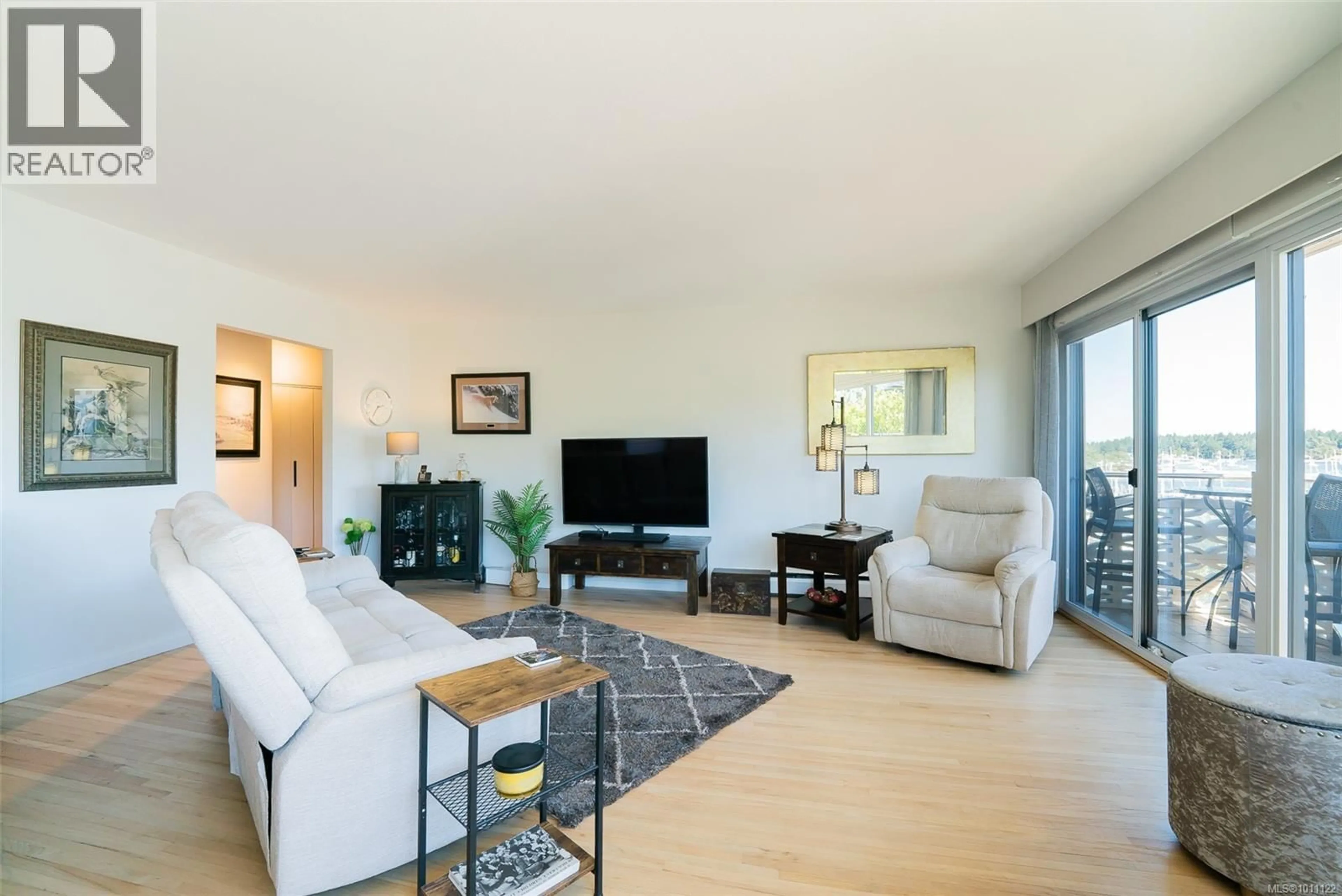 Living room with furniture, wood/laminate floor for 204 - 375 NEWCASTLE AVENUE, Nanaimo British Columbia V9S4H9