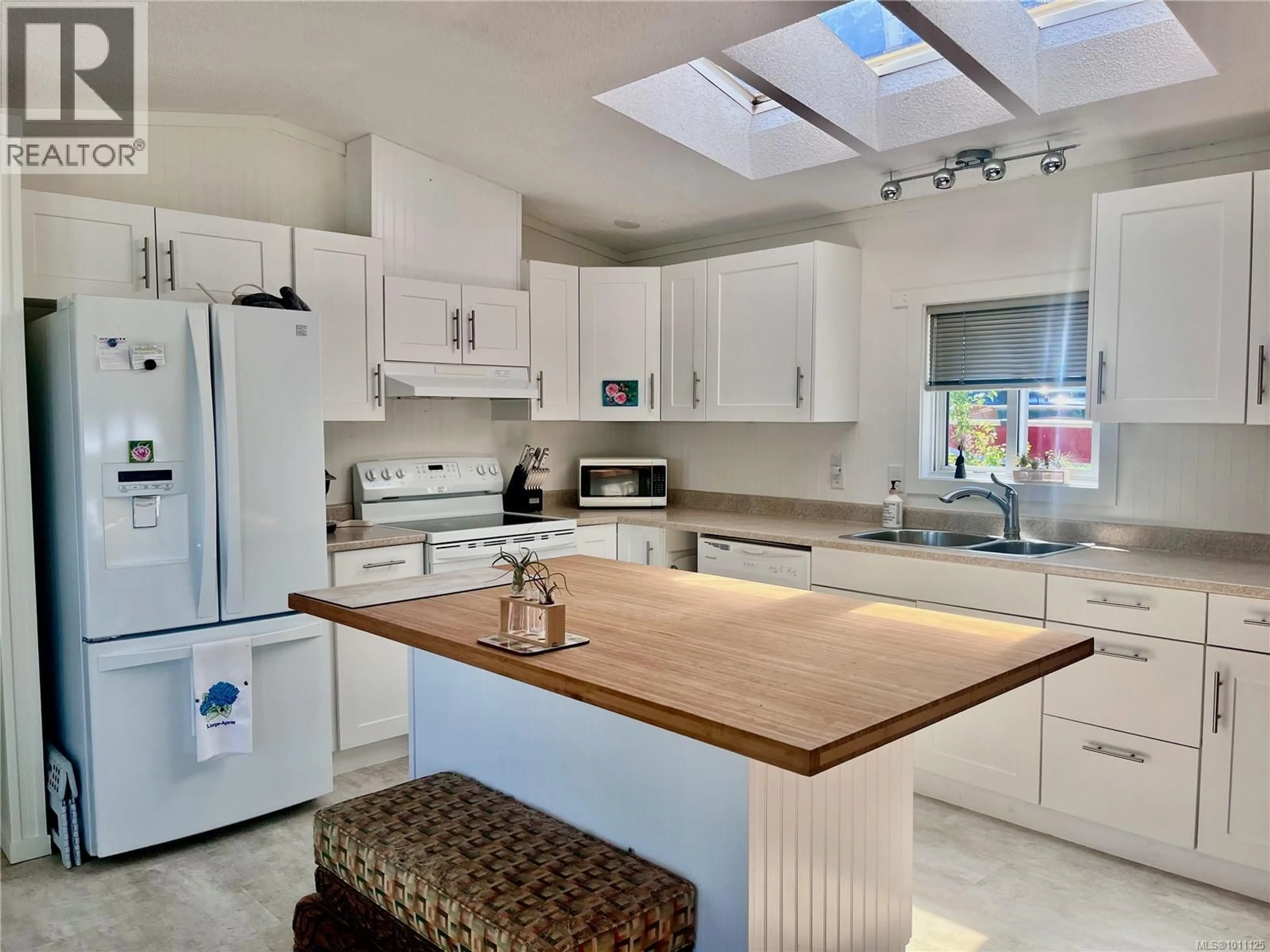 Open concept kitchen, ceramic/tile floor for 31 - 1000 CHASE RIVER ROAD, Nanaimo British Columbia V9R6L8