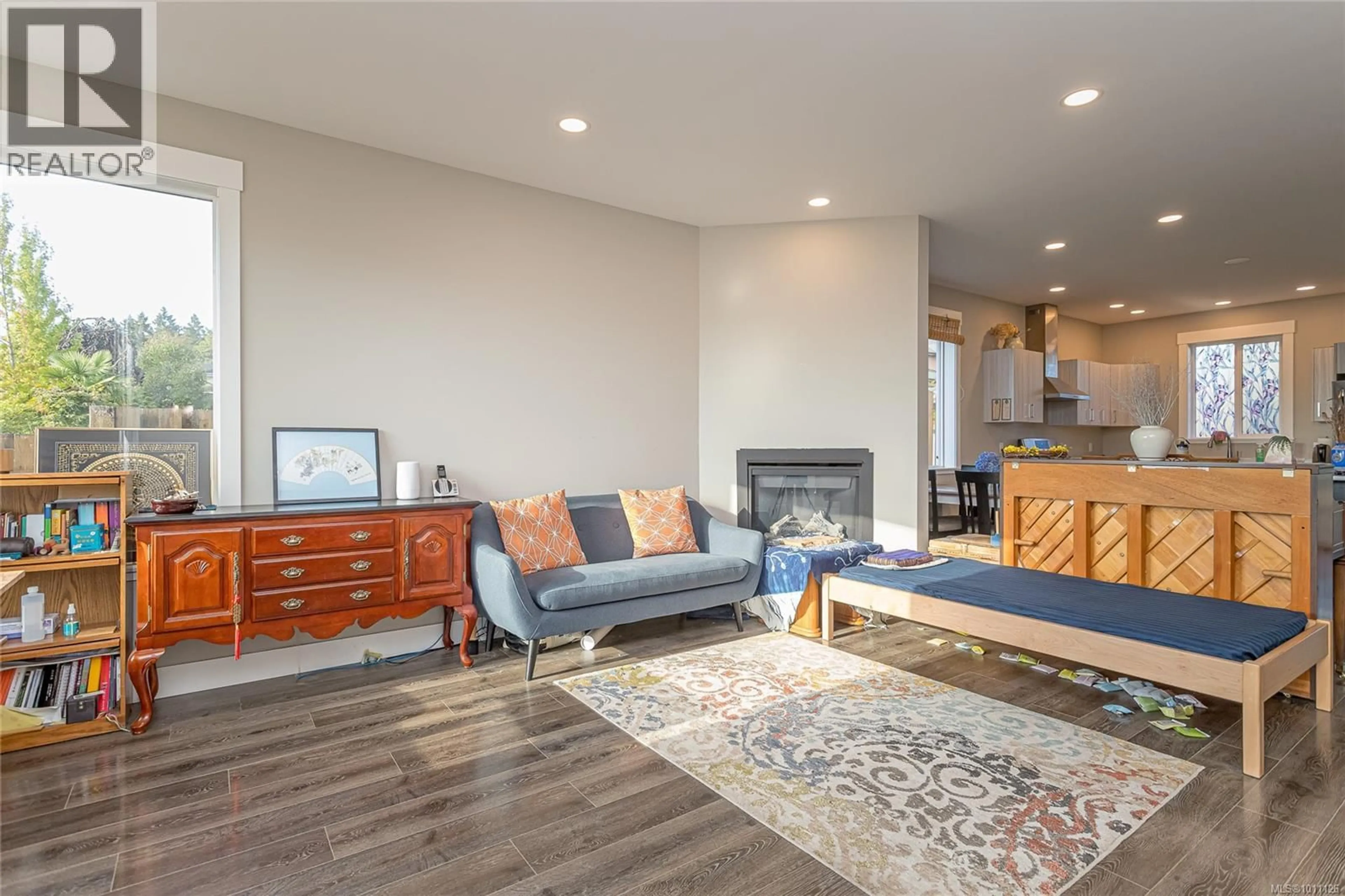 Living room with furniture, wood/laminate floor for 1 - 1711 CHAPLIN STREET, Crofton British Columbia V0R1R0