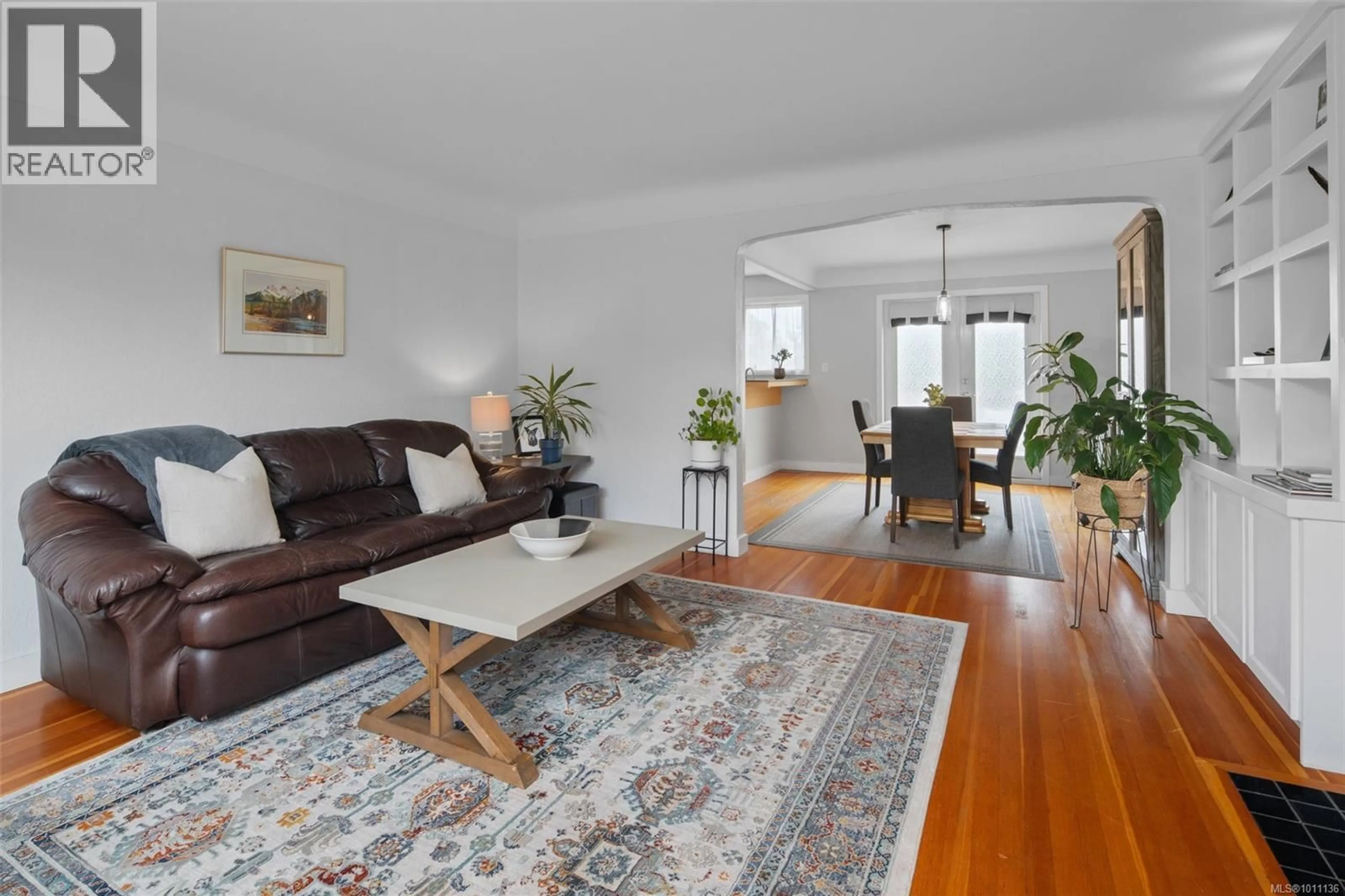 Living room with furniture, wood/laminate floor for 2325 MUSGRAVE STREET, Oak Bay British Columbia V8R5Y1