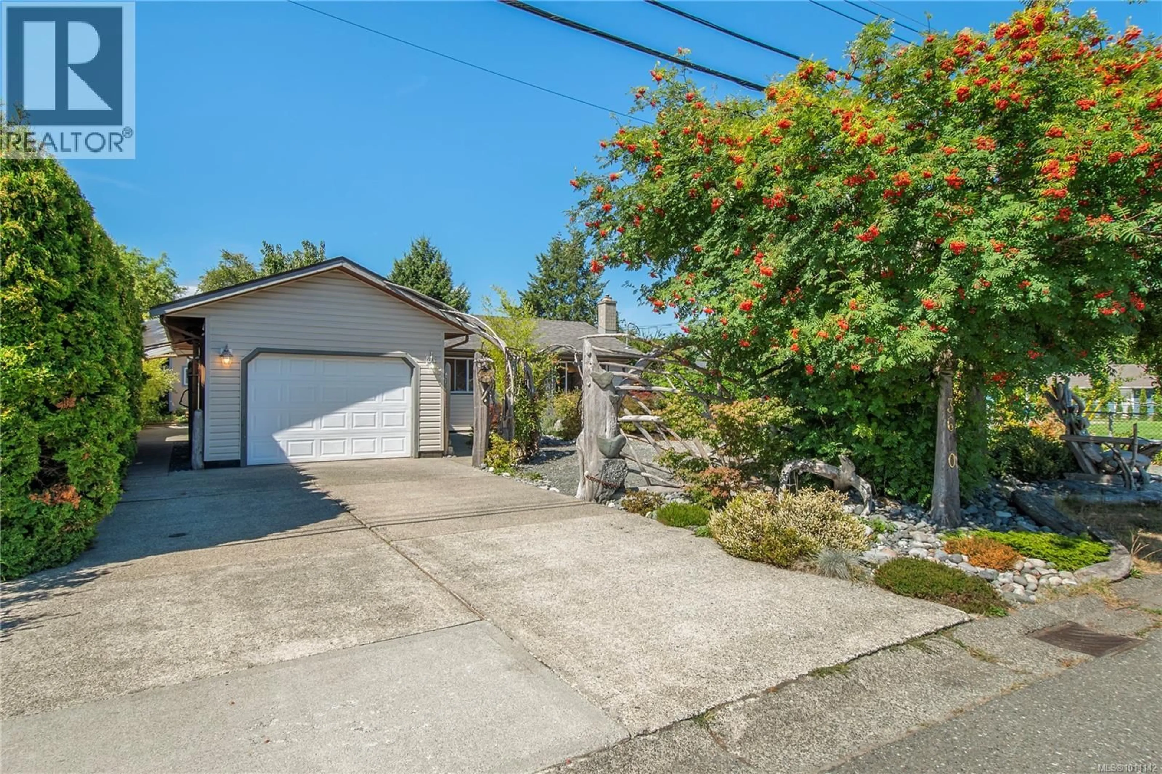A pic from outside/outdoor area/front of a property/back of a property/a pic from drone, street for 3610 DAKOTA DRIVE, Campbell River British Columbia V9W6S9