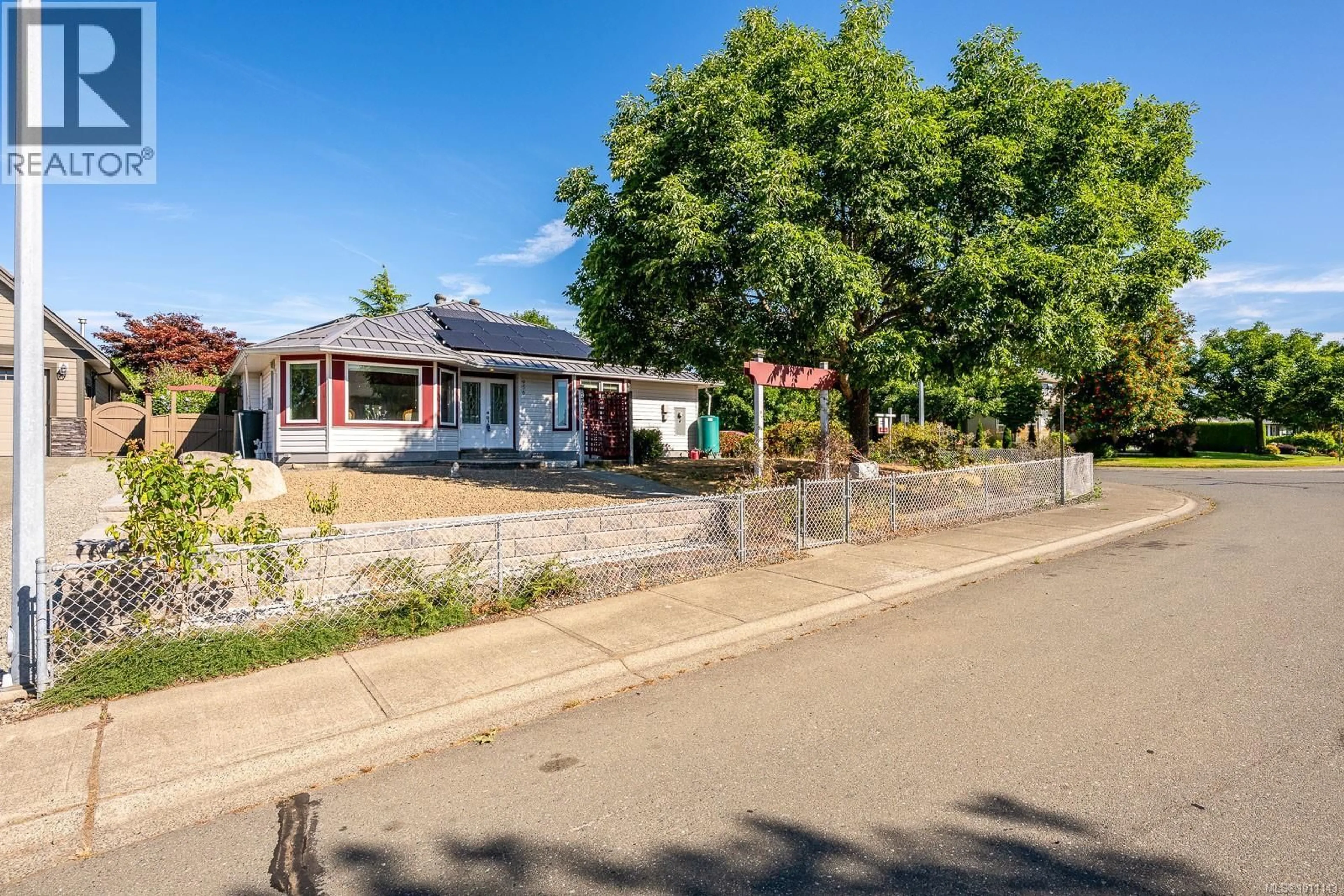 A pic from outside/outdoor area/front of a property/back of a property/a pic from drone, street for 956 BROOKS PLACE, Courtenay British Columbia V9N9E3