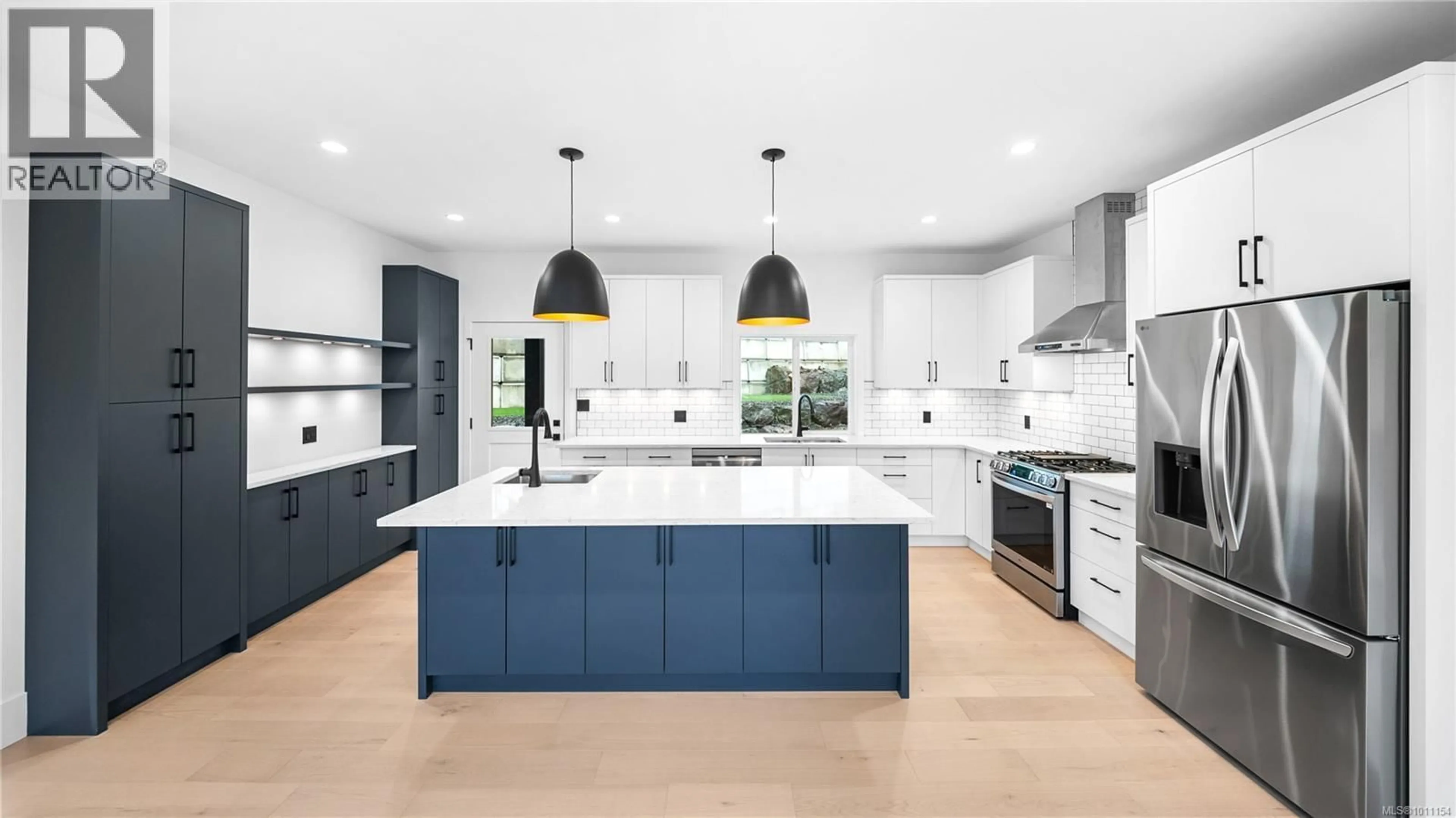Contemporary kitchen, ceramic/tile floor for 862 TOMACK LOOP, Langford British Columbia V9C3X3