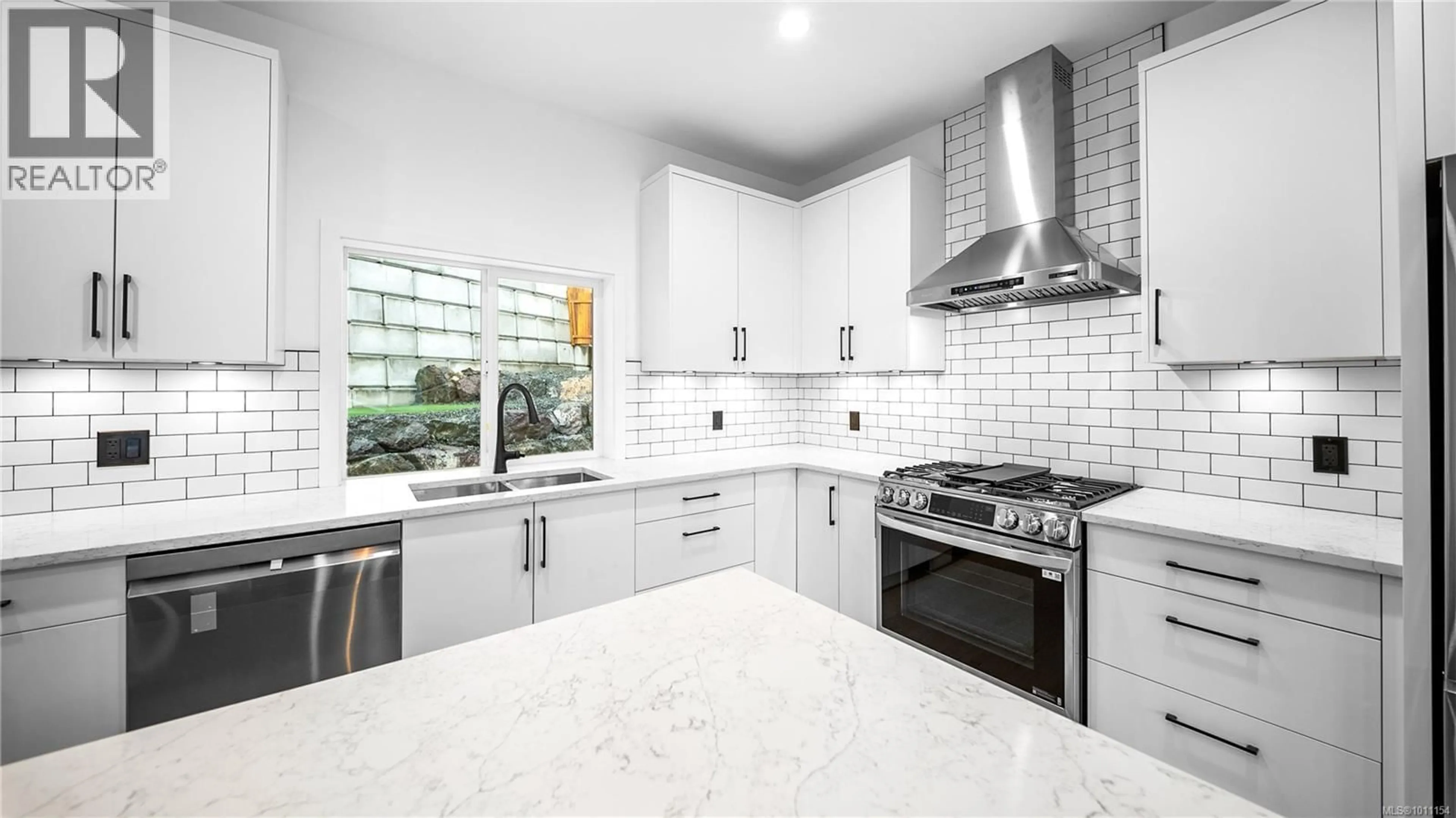 Contemporary kitchen, ceramic/tile floor for 862 TOMACK LOOP, Langford British Columbia V9C3X3