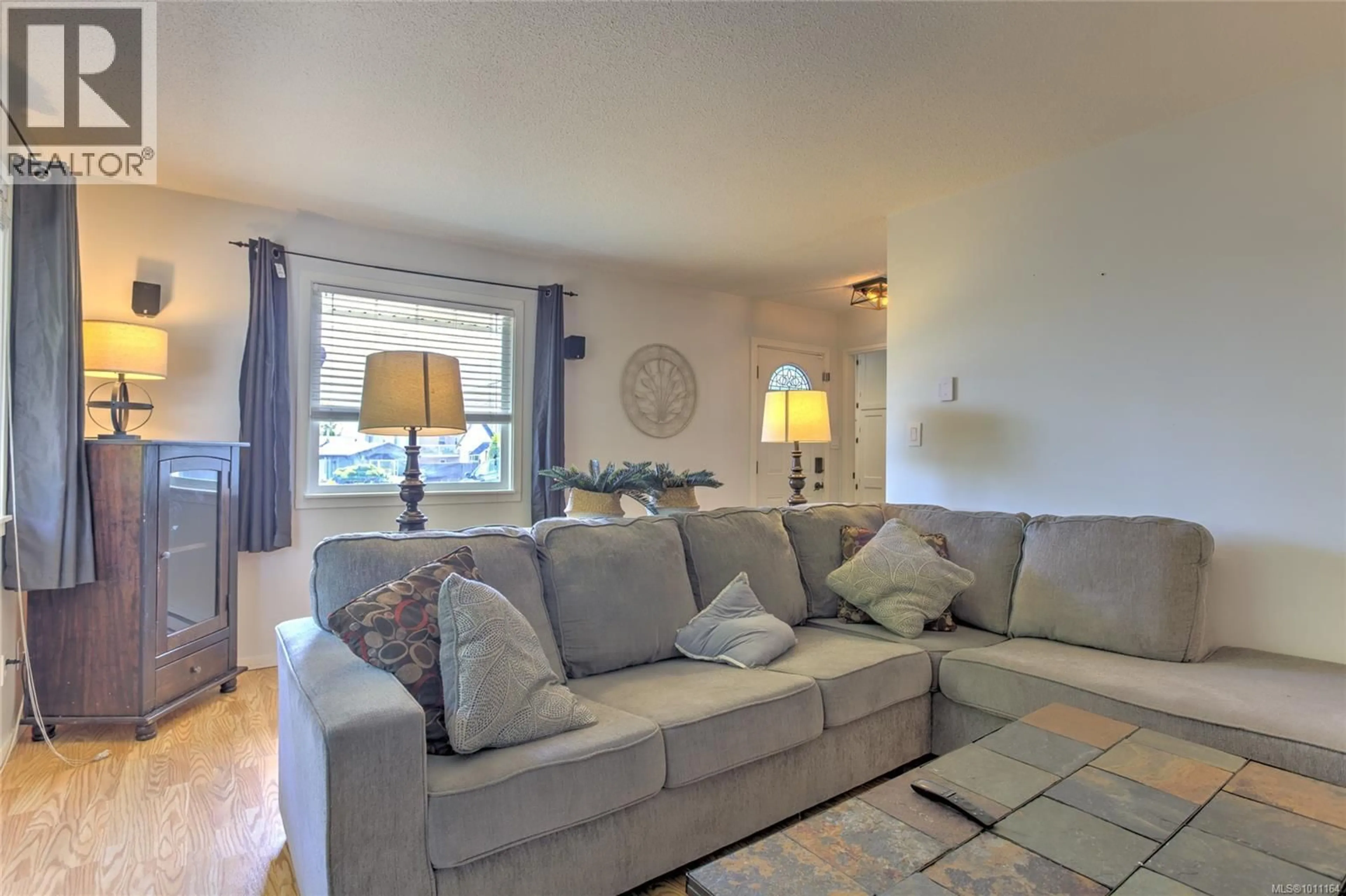 Living room with furniture, unknown for 6144 EDGEHILL PLACE, Duncan British Columbia V9L4R1