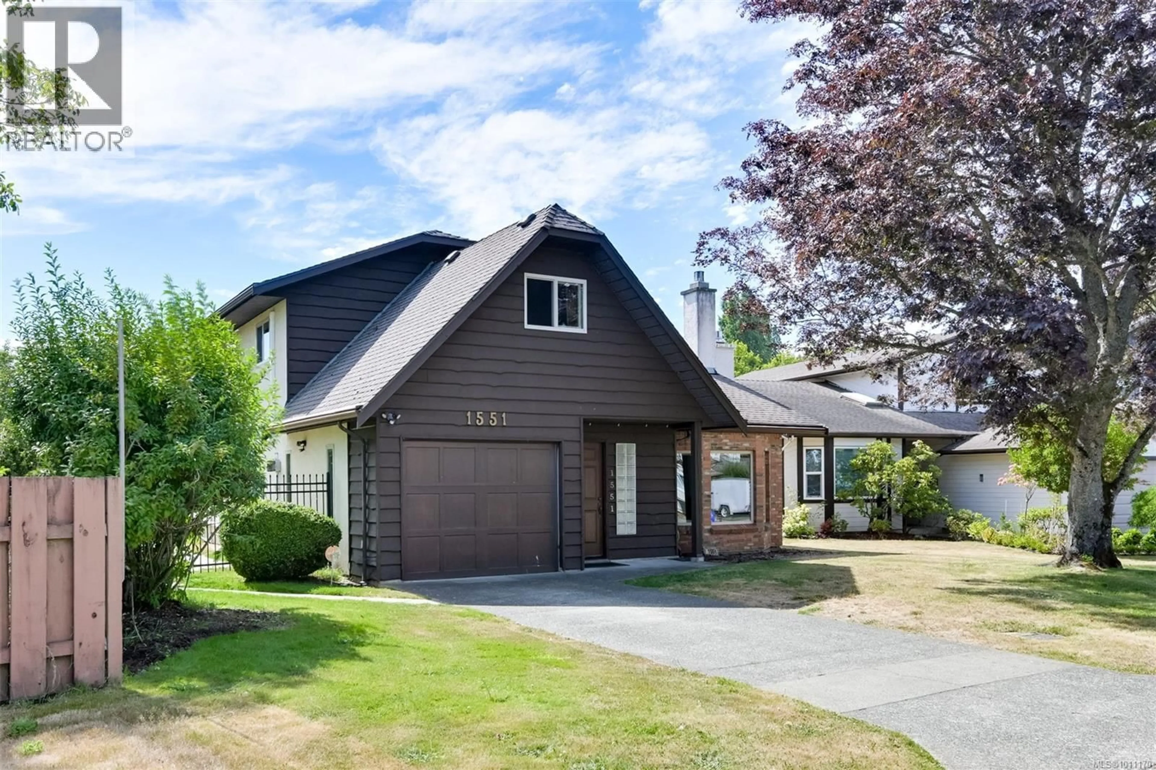Home with vinyl exterior material, street for 1551 PRAIRIE STREET, Saanich British Columbia V8N4P4