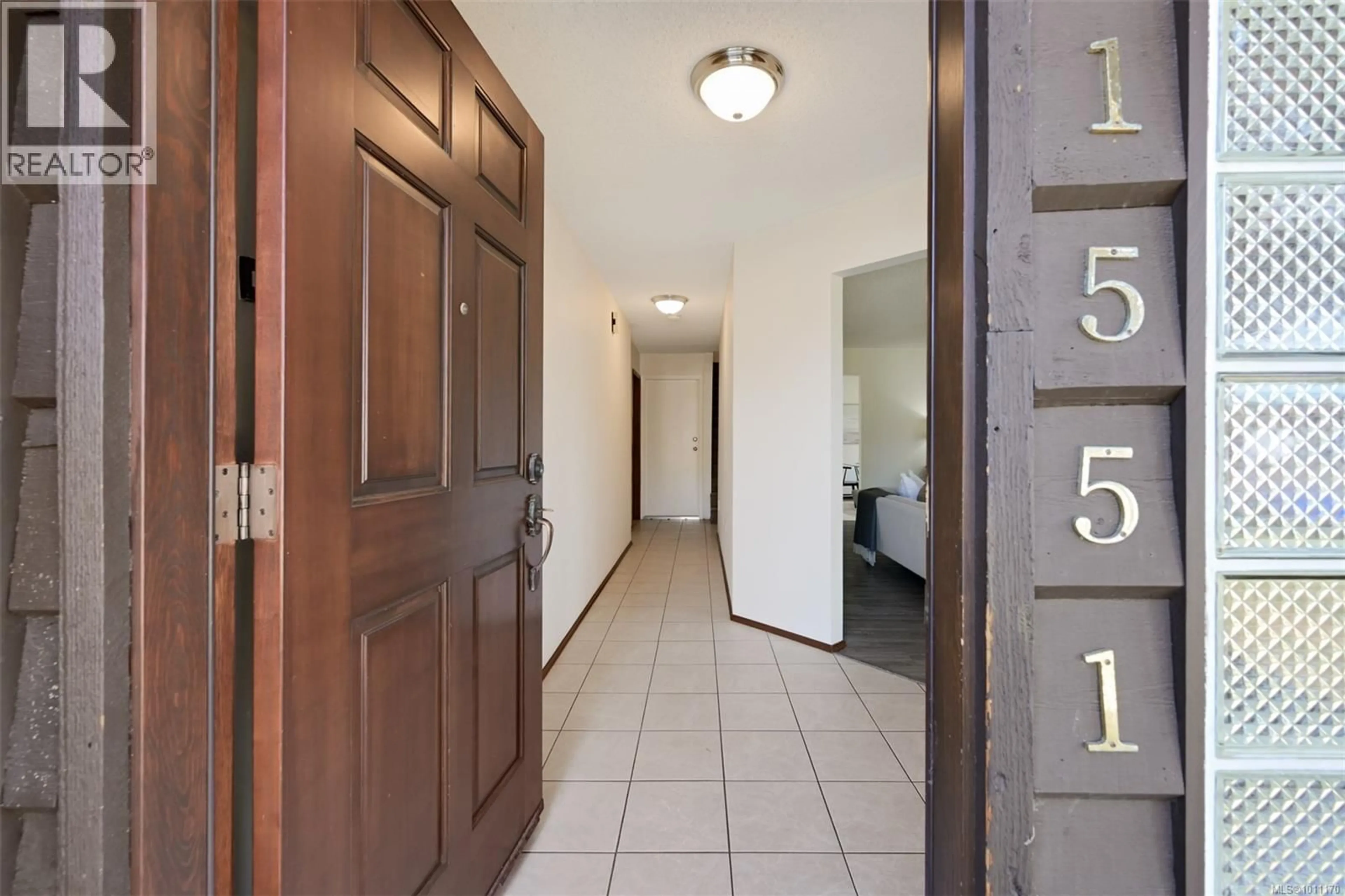 Indoor entryway for 1551 PRAIRIE STREET, Saanich British Columbia V8N4P4