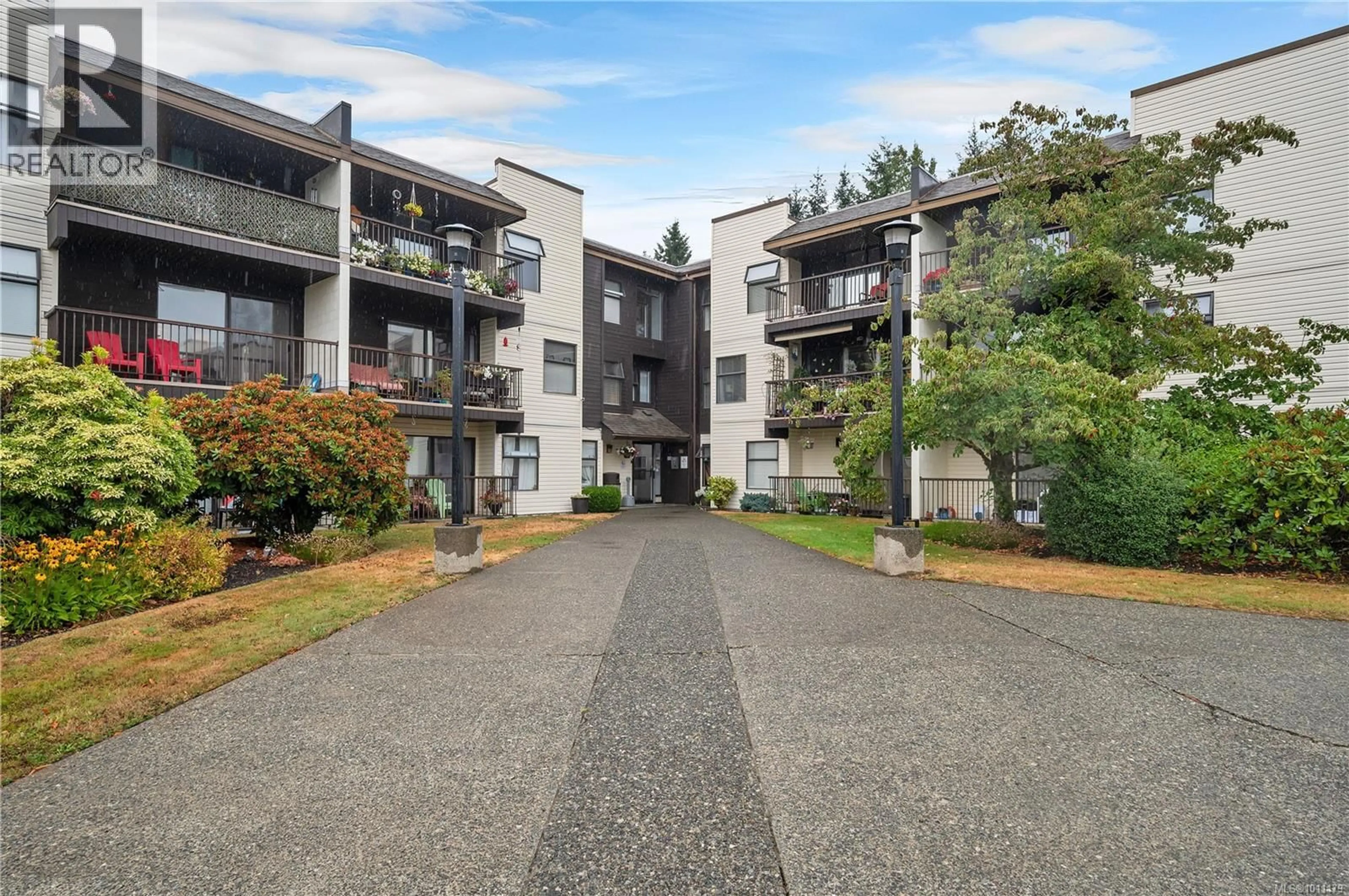 A pic from outside/outdoor area/front of a property/back of a property/a pic from drone, unknown for 201 - 585 DOGWOOD STREET SOUTH, Campbell River British Columbia V9W6T6