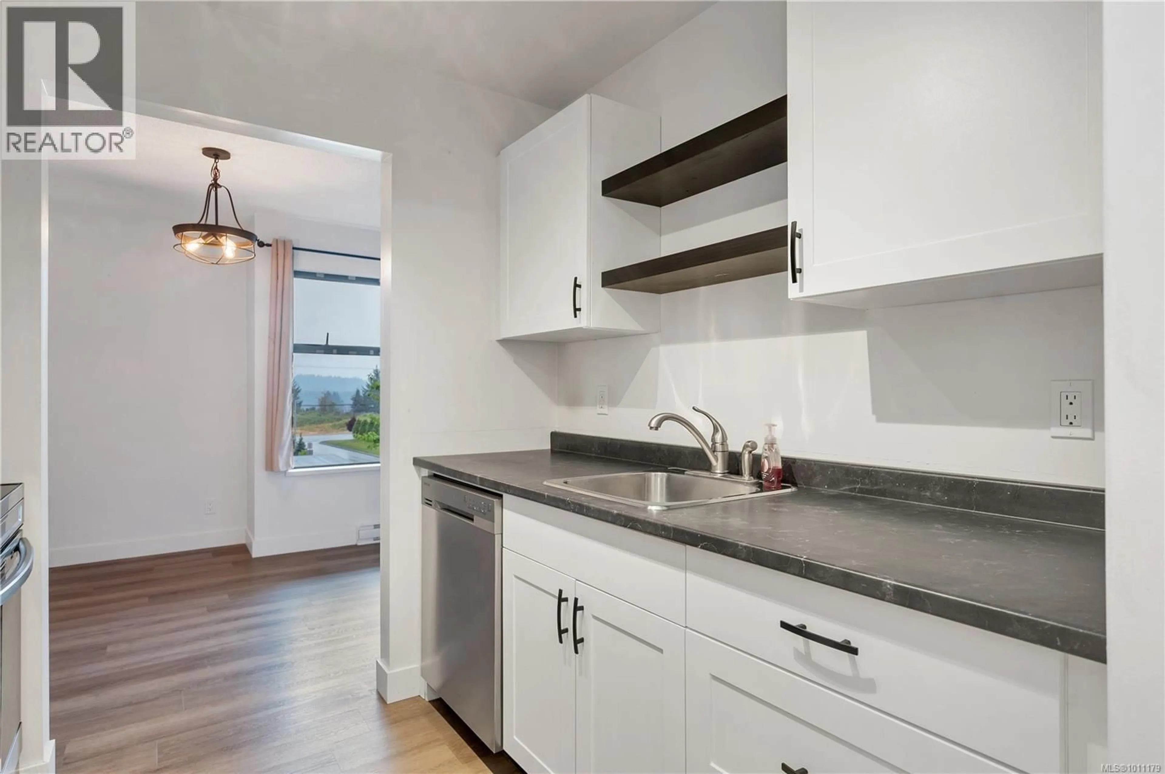 Open concept kitchen, ceramic/tile floor for 201 - 585 DOGWOOD STREET SOUTH, Campbell River British Columbia V9W6T6