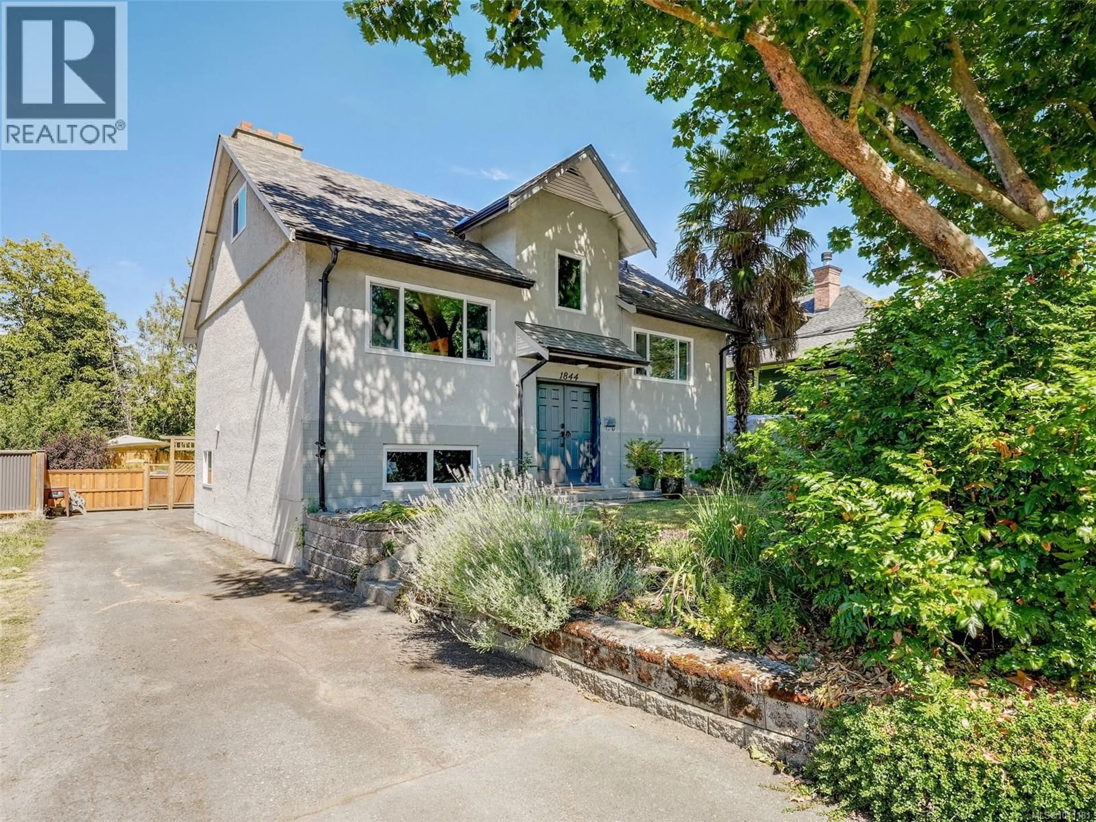 A pic from outside/outdoor area/front of a property/back of a property/a pic from drone, street for 1844 KINGS ROAD, Saanich British Columbia V8R2P3