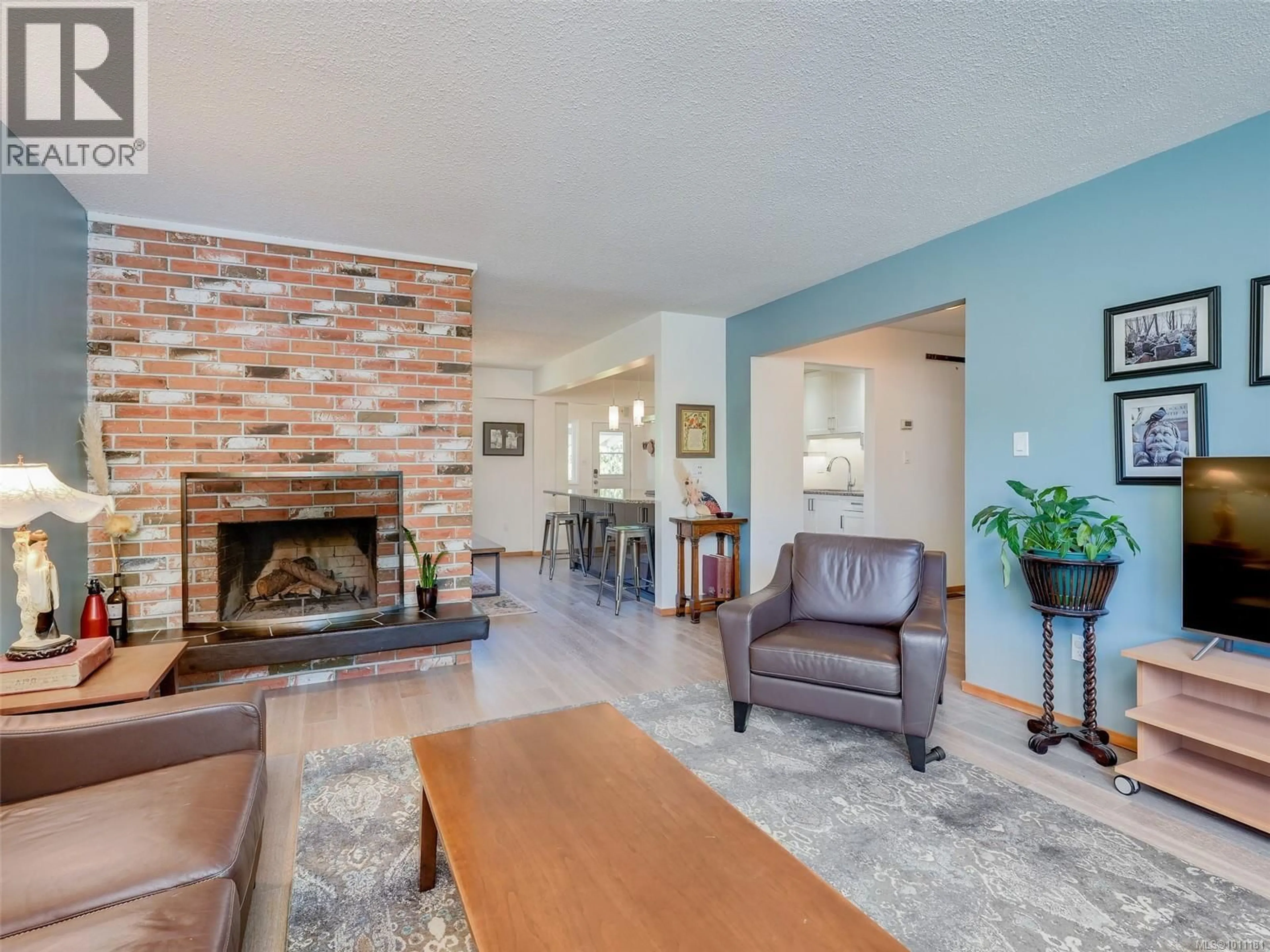 Living room with furniture, unknown for 1844 KINGS ROAD, Saanich British Columbia V8R2P3