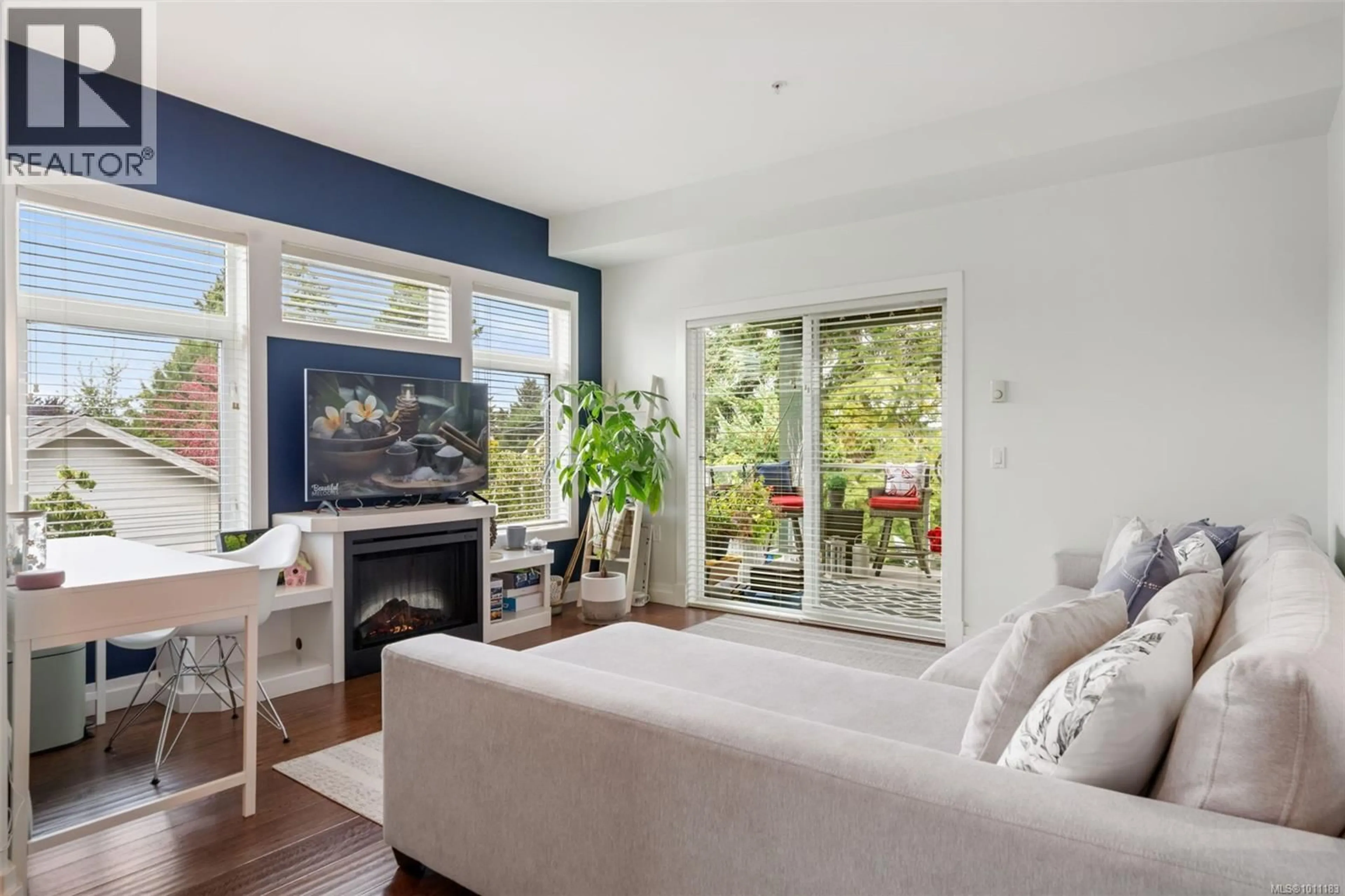 Living room with furniture, unknown for 201 - 2415 AMHERST AVENUE, Sidney British Columbia V8L2H1