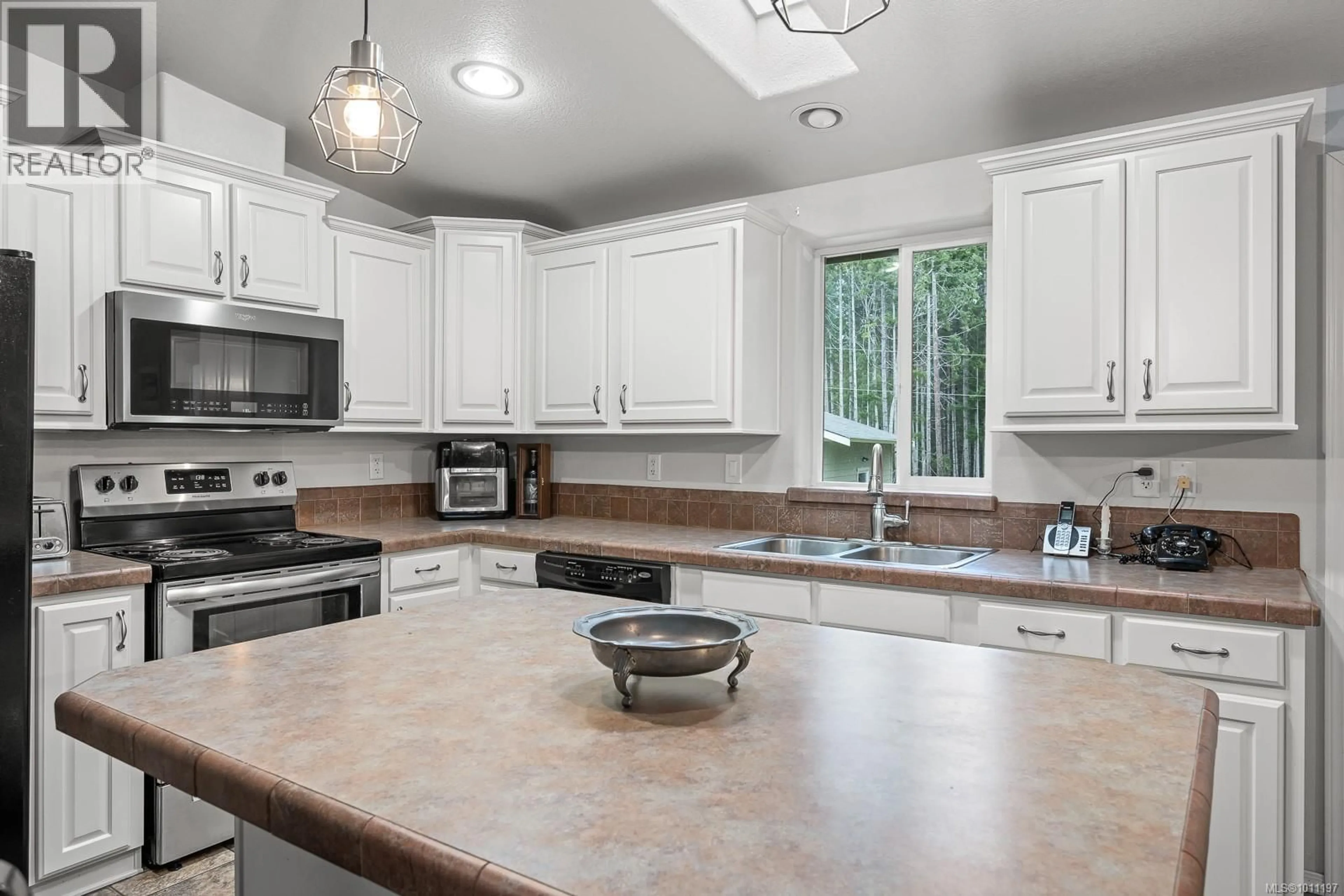 Open concept kitchen, ceramic/tile floor for 1888 BATES ROAD, Courtenay British Columbia V9J1X4