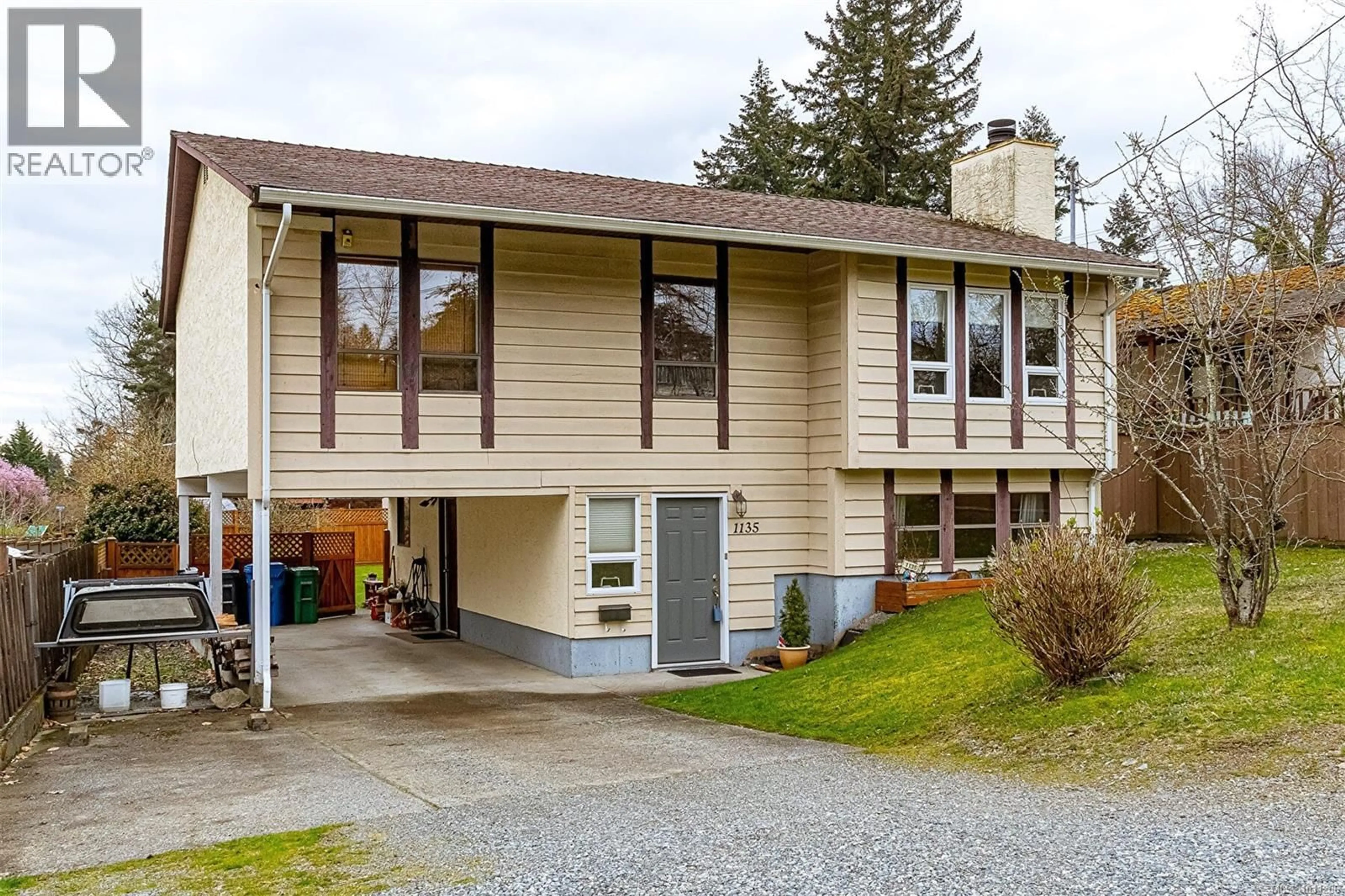 Home with vinyl exterior material, street for 1135 MCDONALD CRESCENT, Nanaimo British Columbia V9S5M1