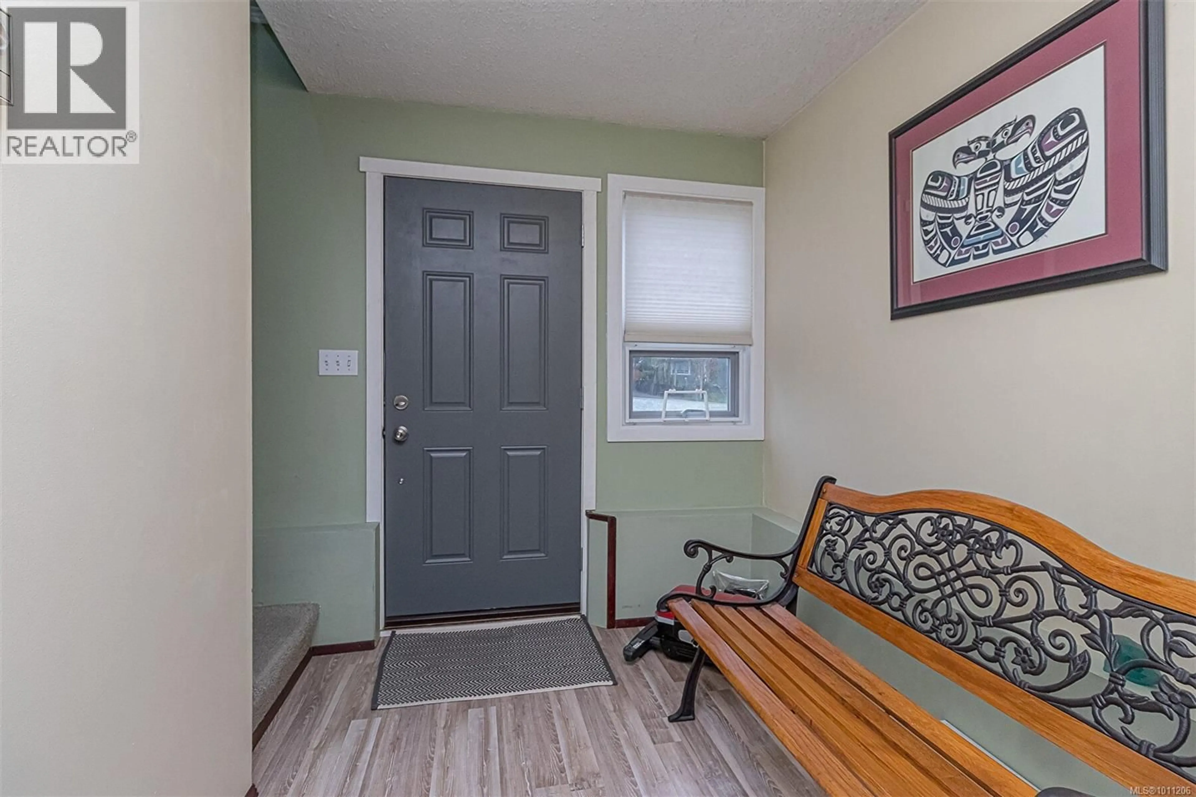 Indoor entryway for 1135 MCDONALD CRESCENT, Nanaimo British Columbia V9S5M1