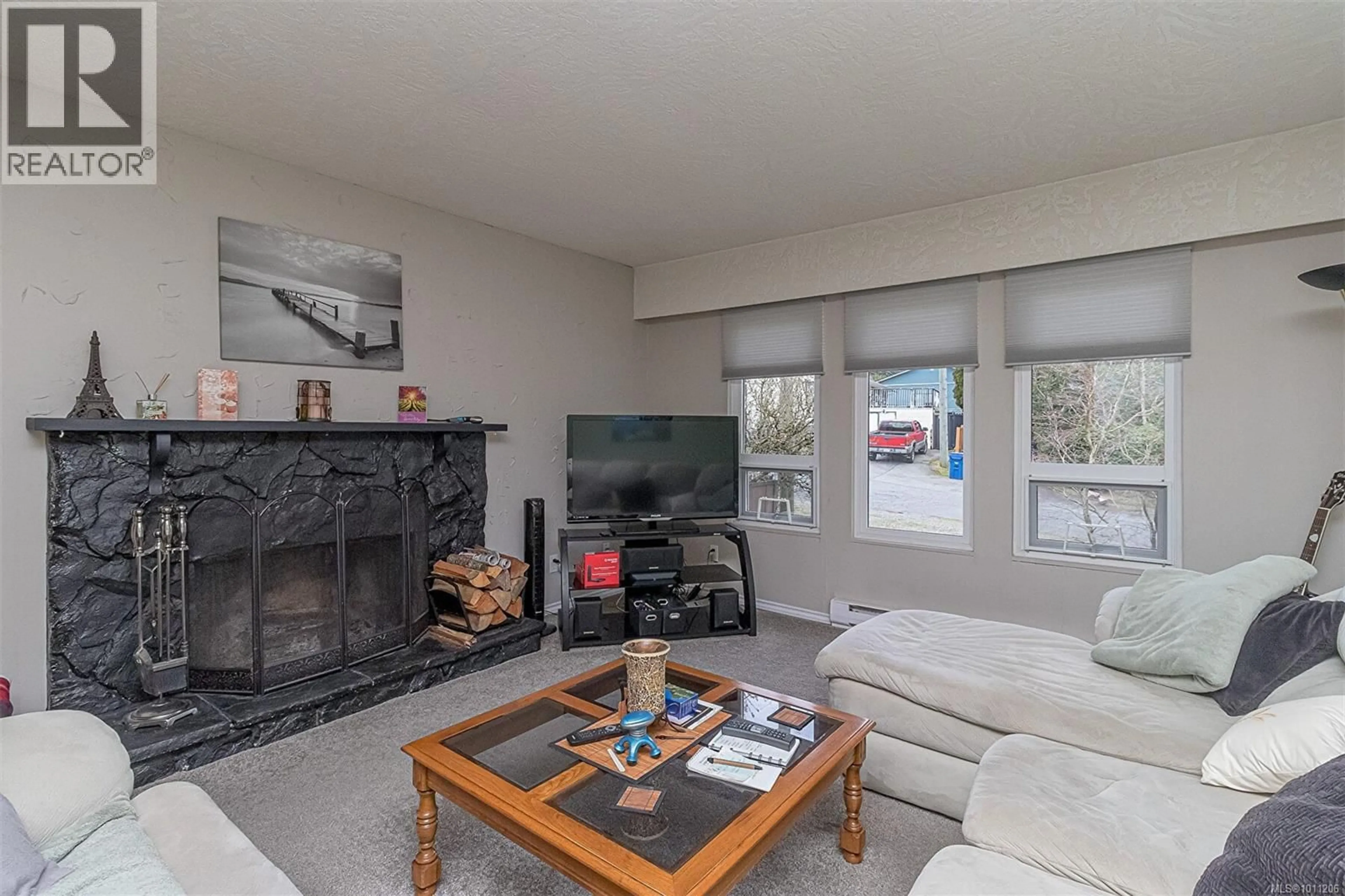 Living room with furniture, unknown for 1135 MCDONALD CRESCENT, Nanaimo British Columbia V9S5M1