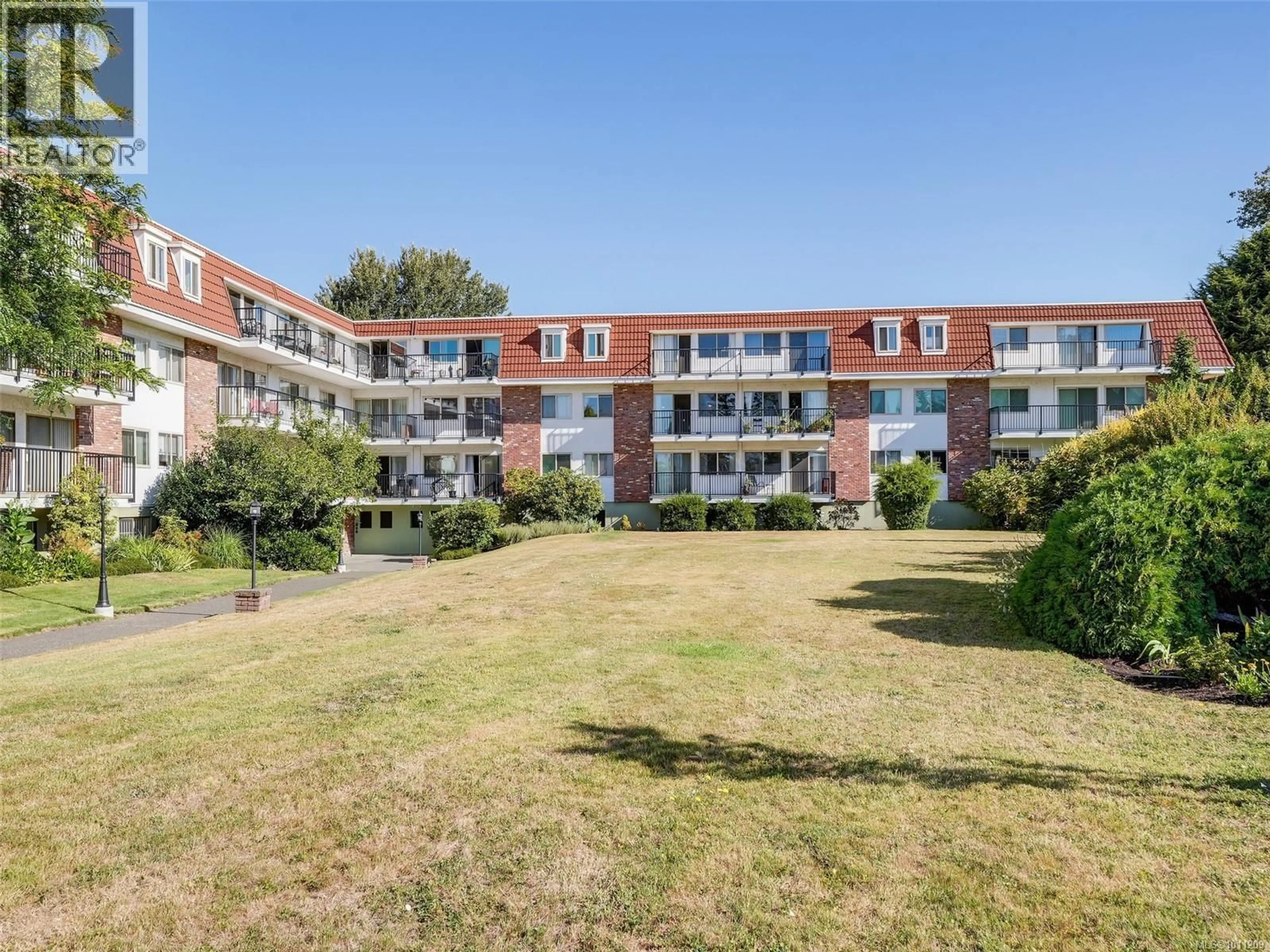 A pic from outside/outdoor area/front of a property/back of a property/a pic from drone, unknown for 206 - 1680 POPLAR AVENUE, Saanich British Columbia V8P4K7