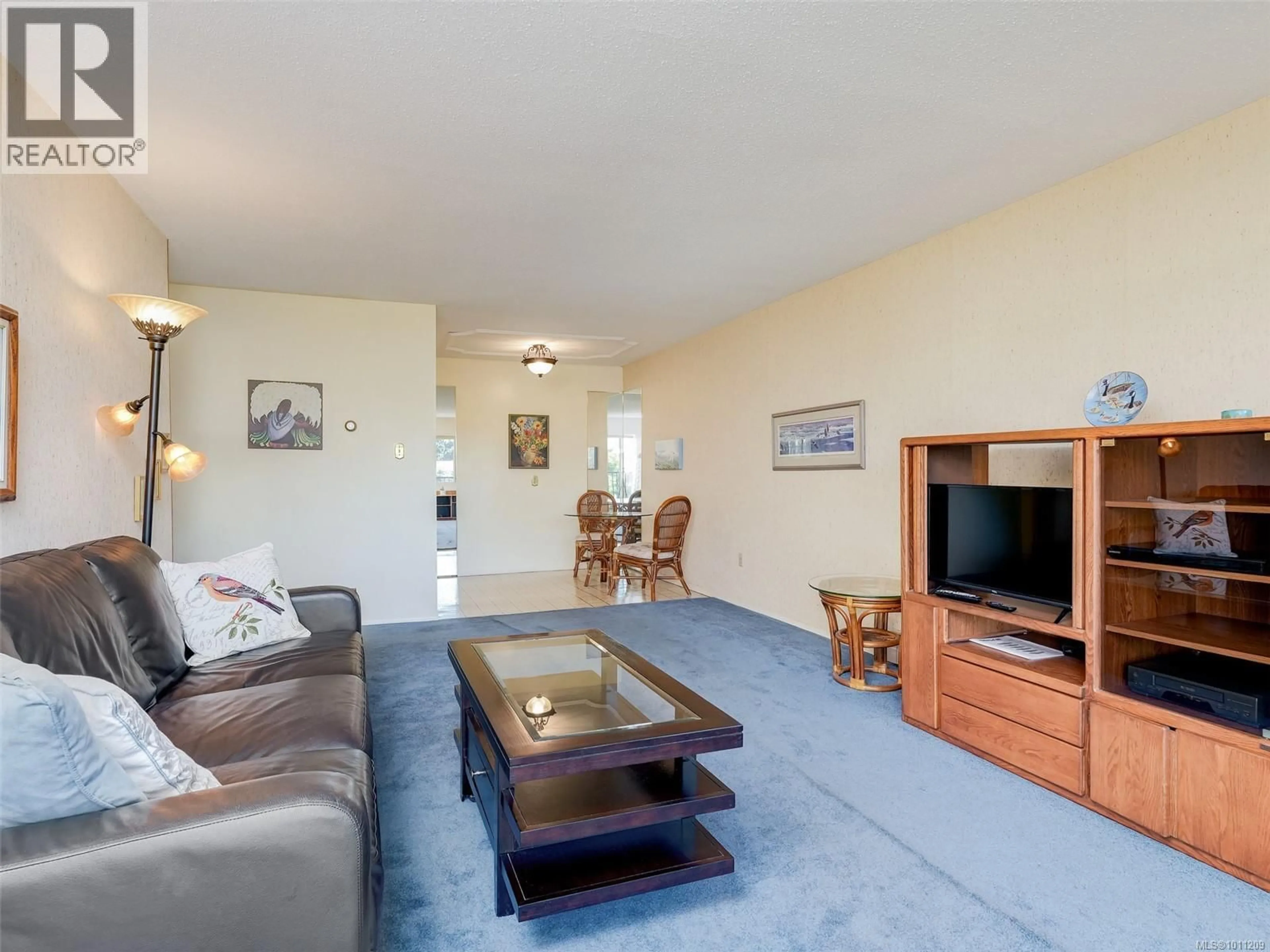 Living room with furniture, unknown for 206 - 1680 POPLAR AVENUE, Saanich British Columbia V8P4K7