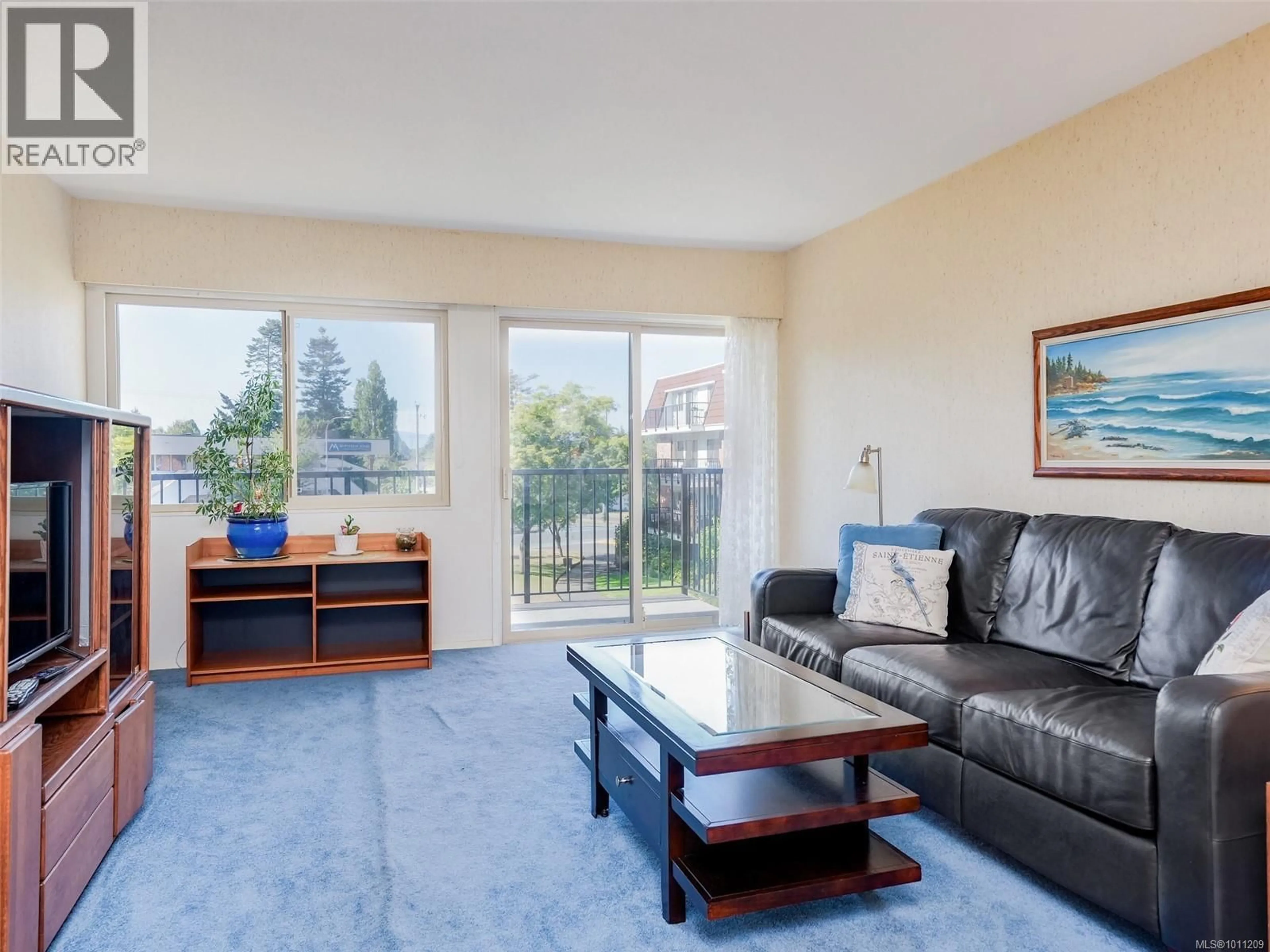 Living room with furniture, unknown for 206 - 1680 POPLAR AVENUE, Saanich British Columbia V8P4K7