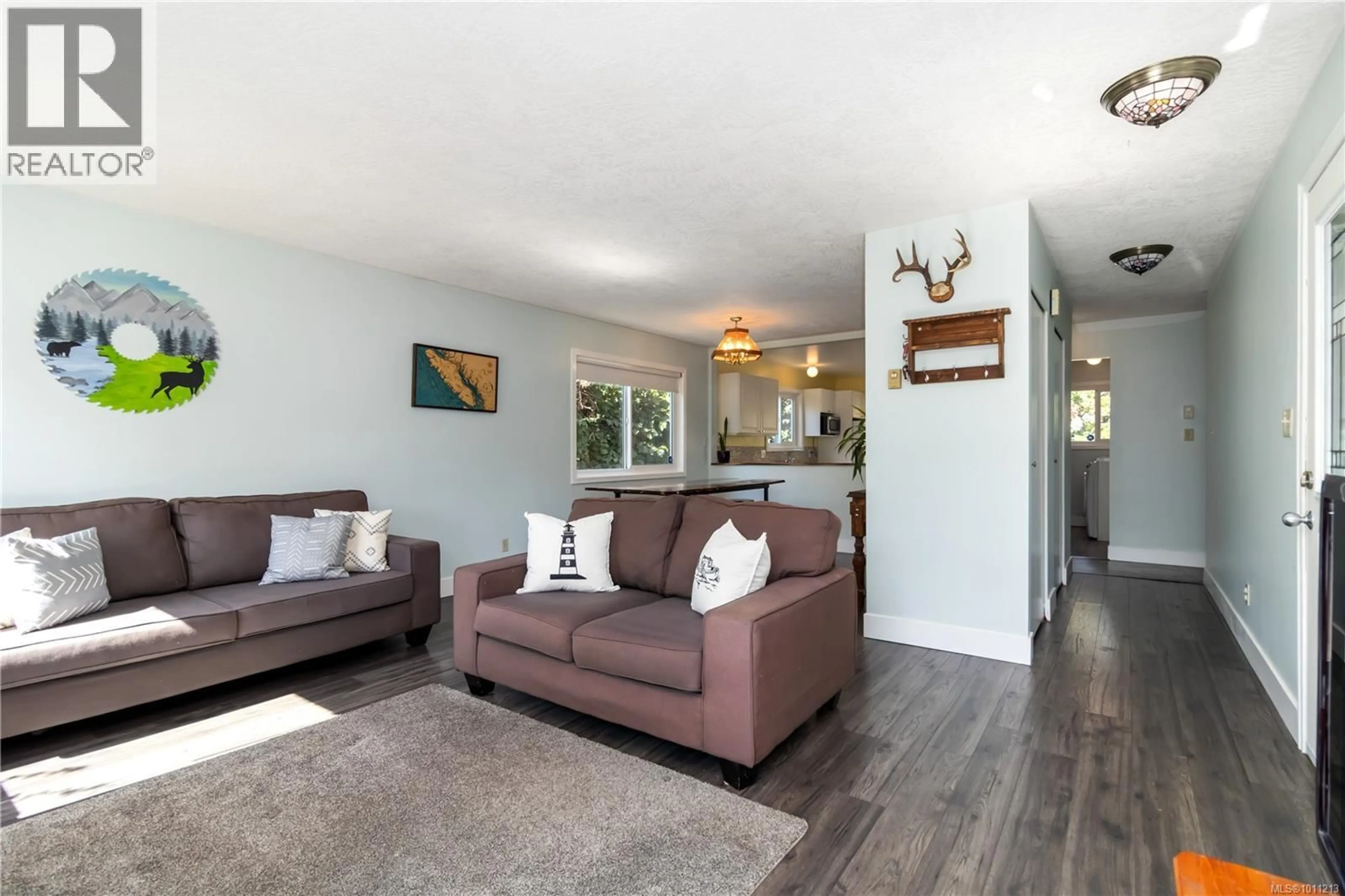 Living room with furniture, wood/laminate floor for 3264 SOUTHGLEN DRIVE, Langford British Columbia V9C3P6