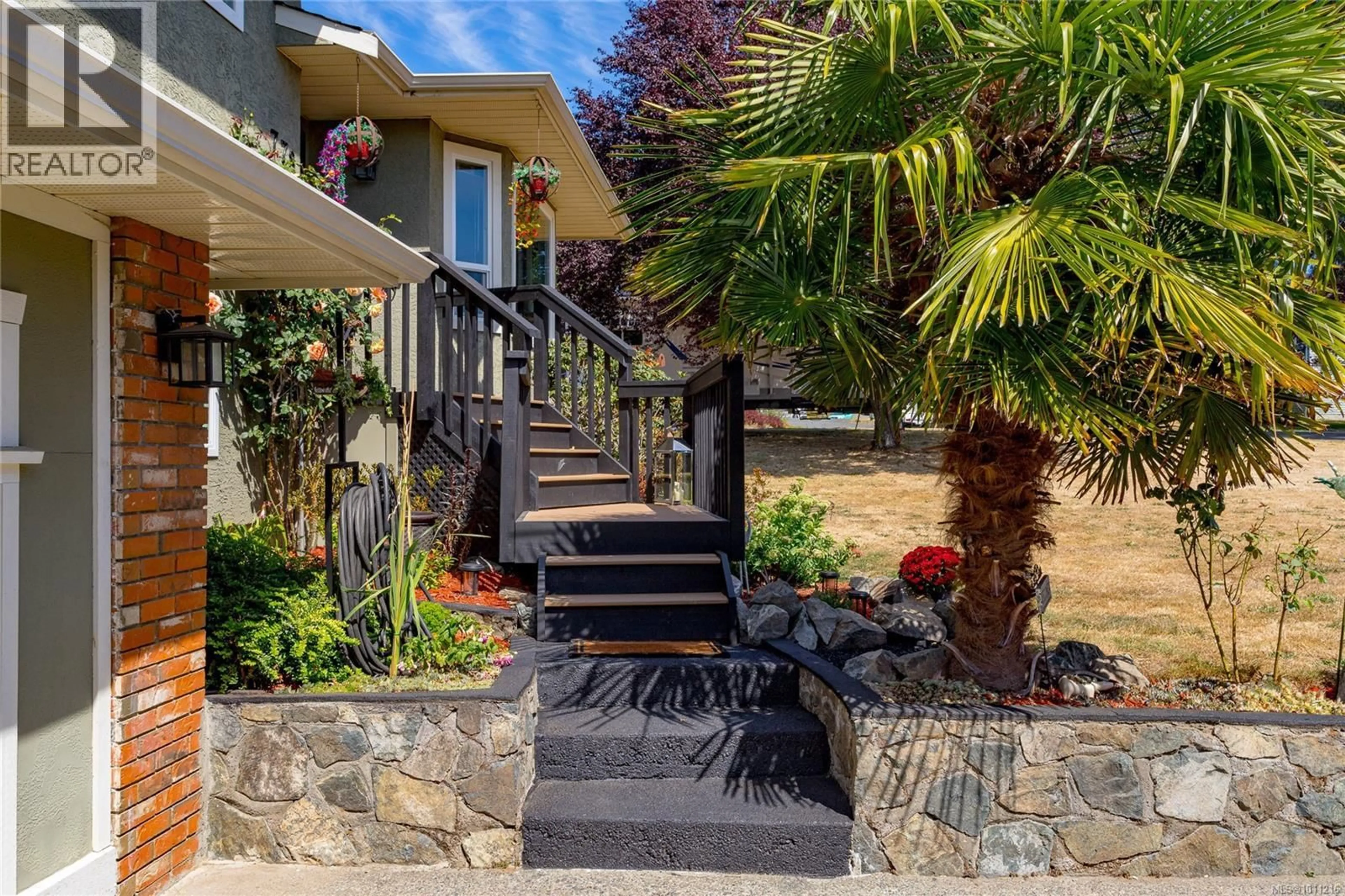 Patio, street for 778 CAMEO STREET, Saanich British Columbia V8X4M4