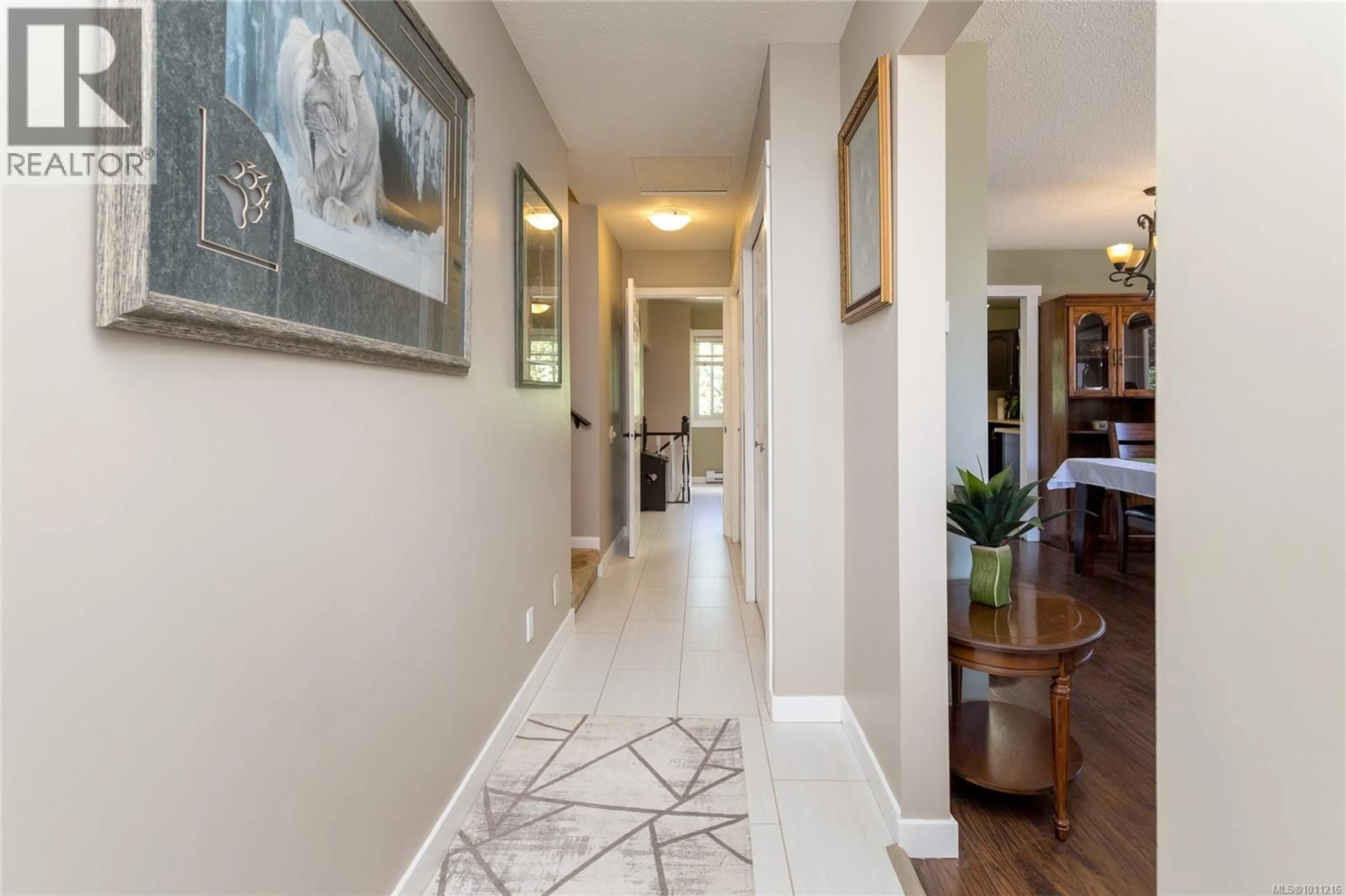Indoor foyer for 778 CAMEO STREET, Saanich British Columbia V8X4M4