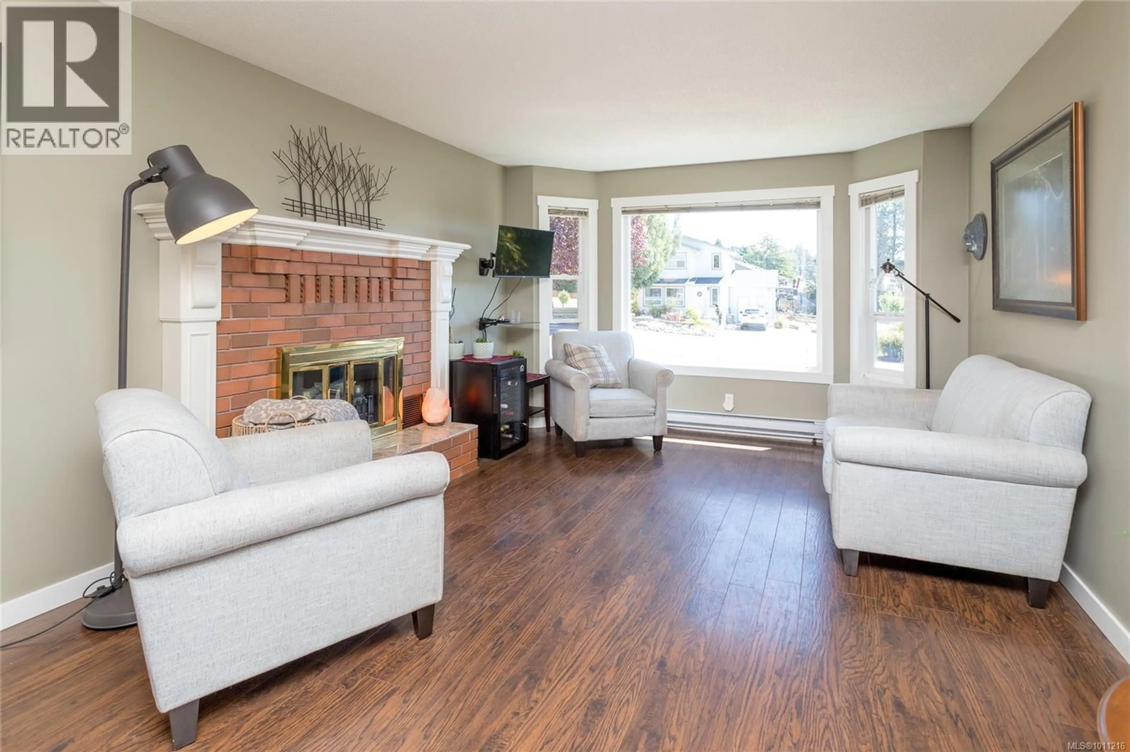 Living room with furniture, wood/laminate floor for 778 CAMEO STREET, Saanich British Columbia V8X4M4