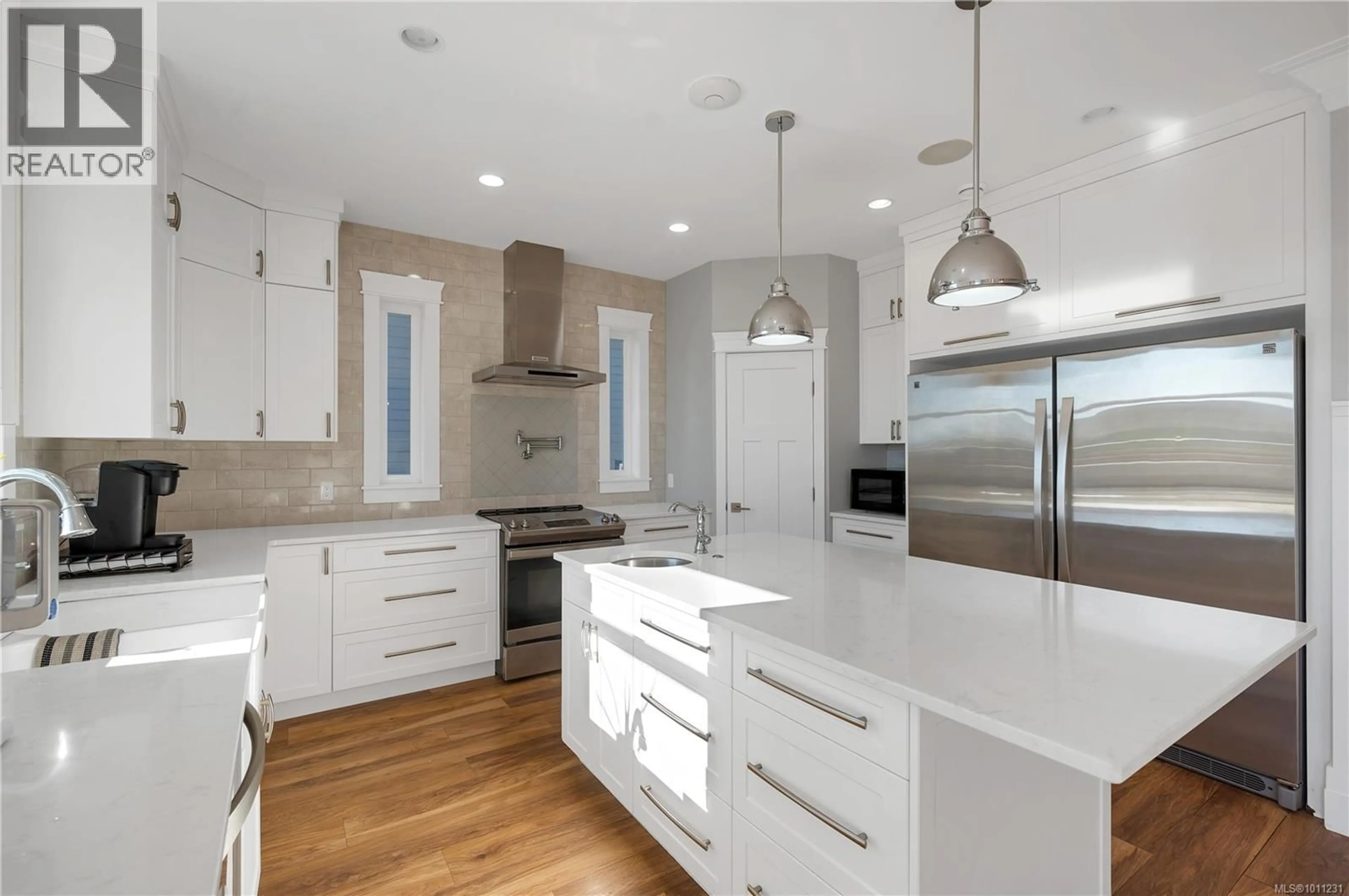 Contemporary kitchen, unknown for 2613 SUNDERLAND ROAD, Campbell River British Columbia V9H0C9