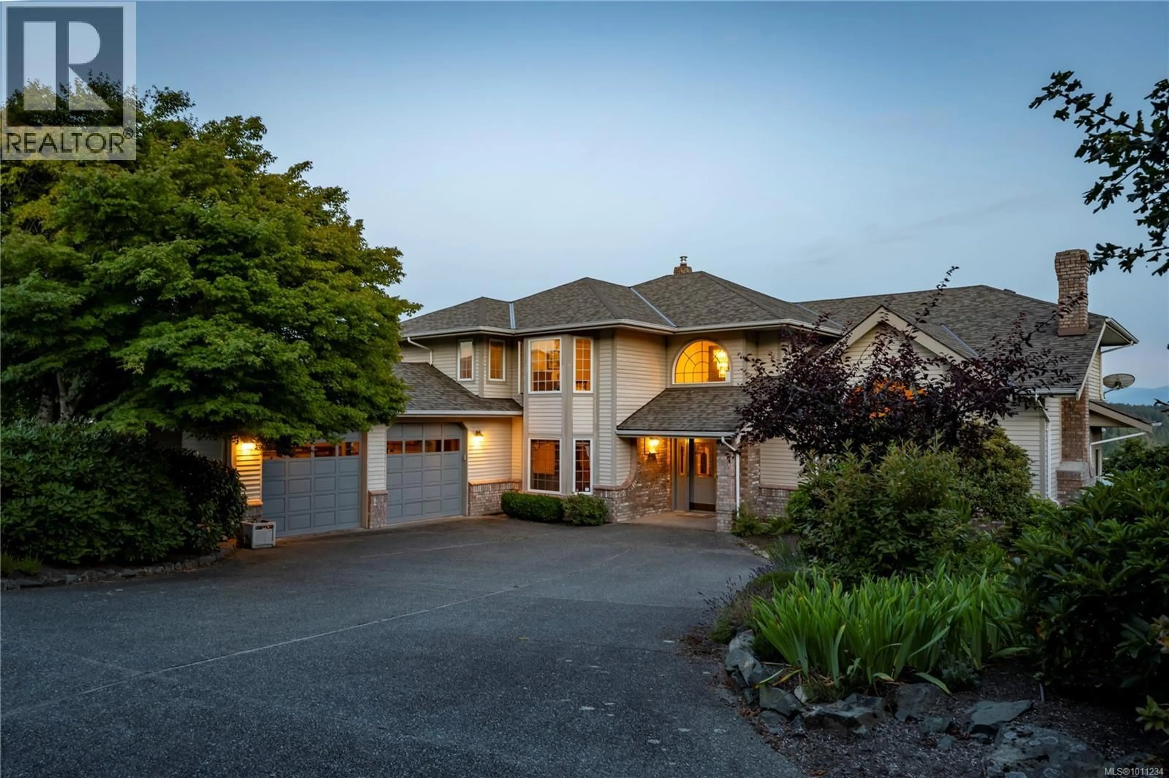 A pic from outside/outdoor area/front of a property/back of a property/a pic from drone, street for 3303 WAVECREST DRIVE, Nanaimo British Columbia V9T5X1