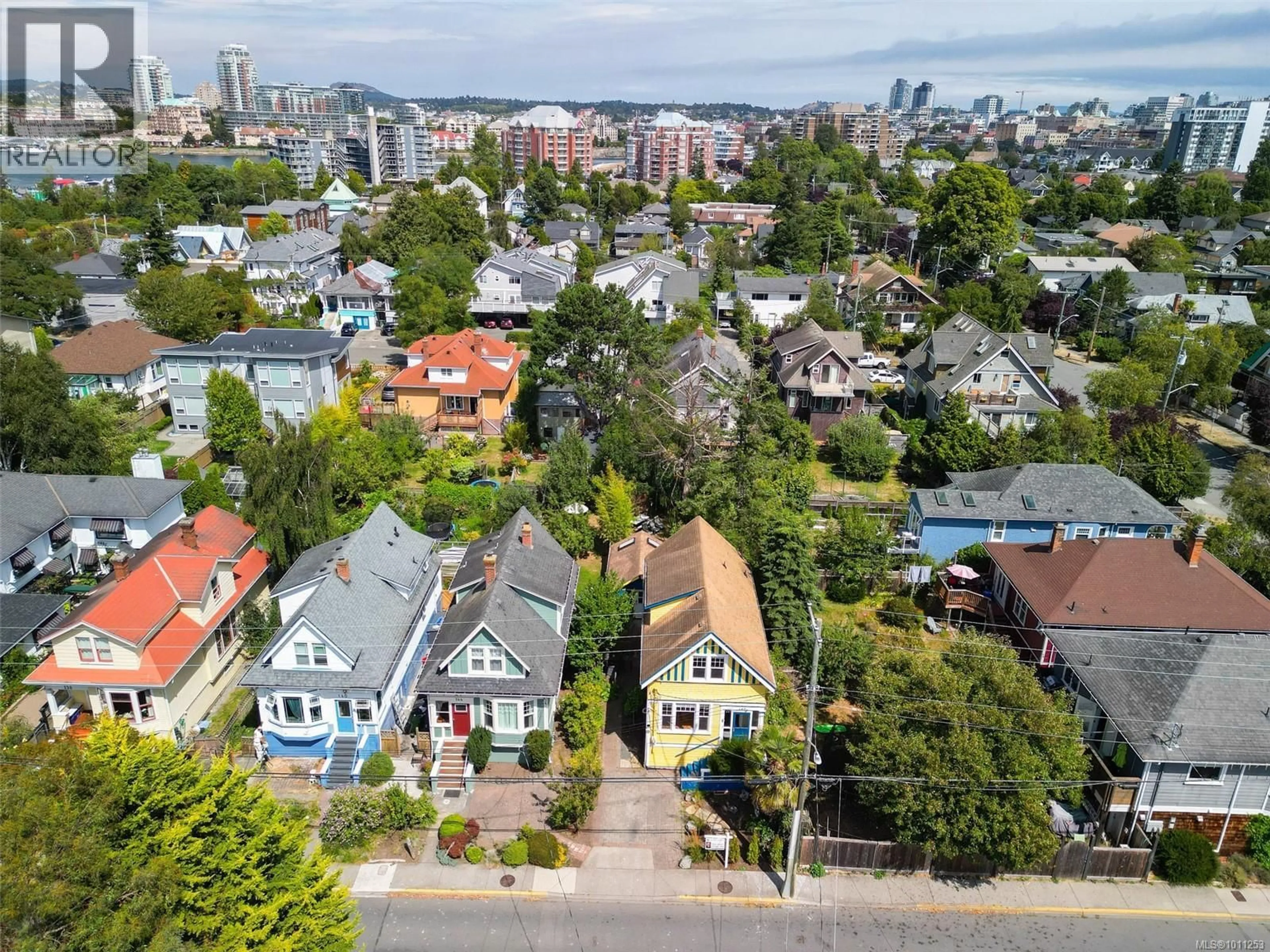 A pic from outside/outdoor area/front of a property/back of a property/a pic from drone, city buildings view from balcony for 146 SIMCOE STREET, Victoria British Columbia V8V1K4